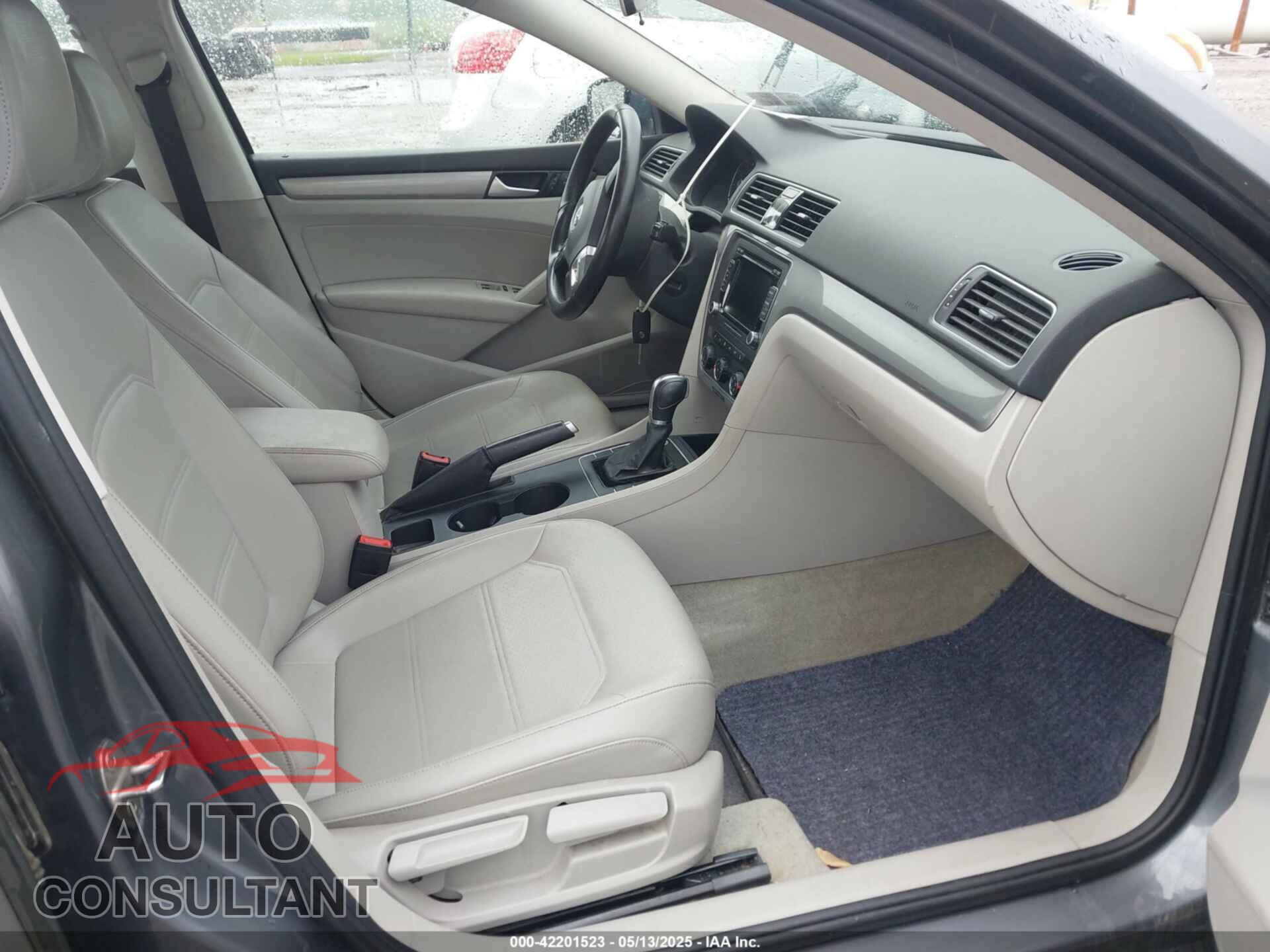 VOLKSWAGEN PASSAT 2015 - 1VWAT7A33FC109604
