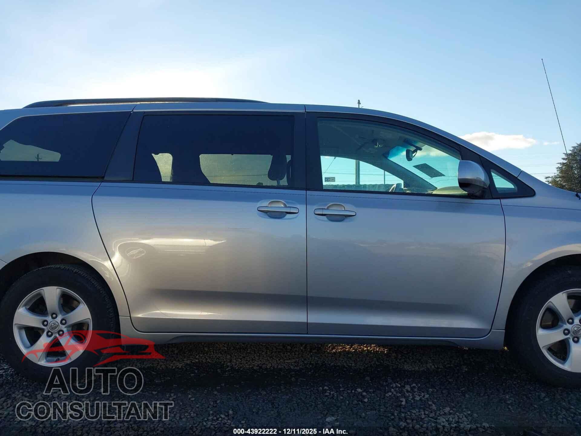 TOYOTA SIENNA 2011 - 5TDKK3DC3BS024947