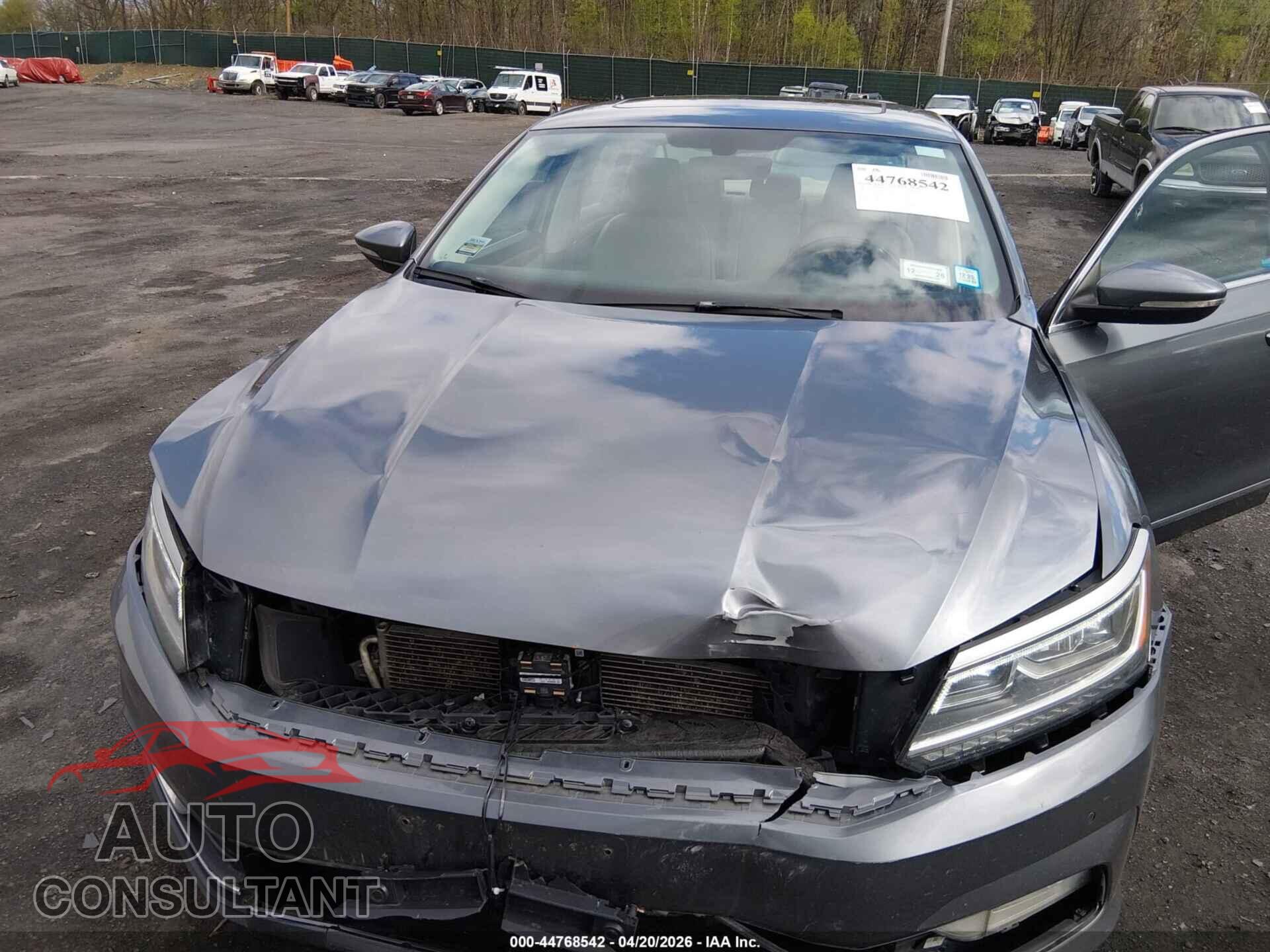VOLKSWAGEN PASSAT 2017 - 1VWGT7A35HC014460