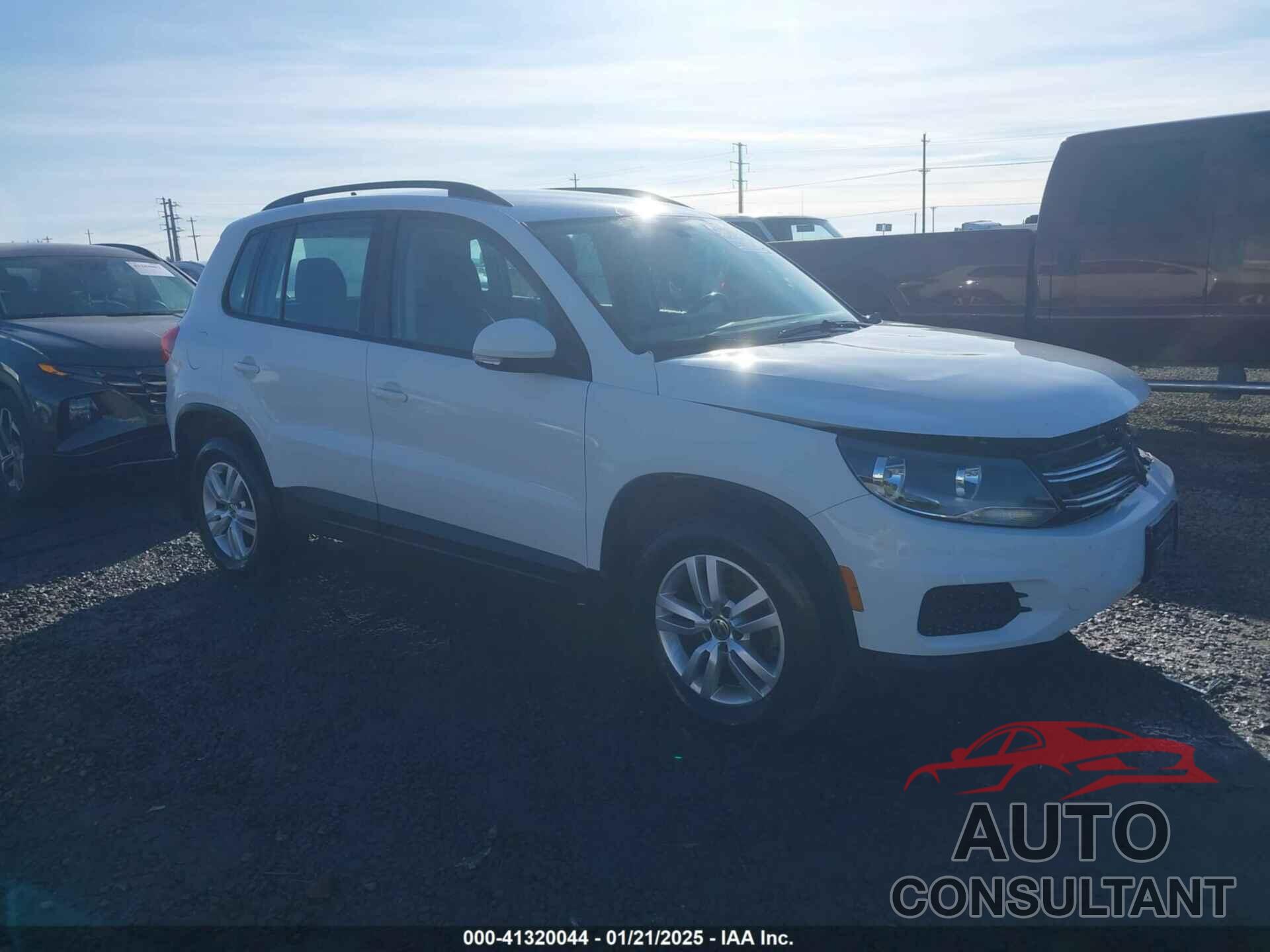 VOLKSWAGEN TIGUAN 2017 - WVGBV7AX2HK026612