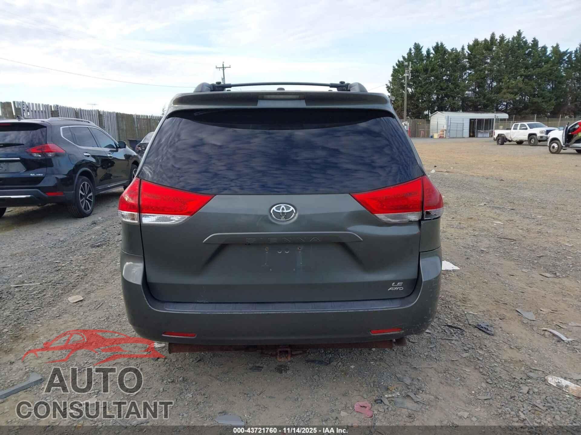 TOYOTA SIENNA 2011 - 5TDJK3DC3BS020621