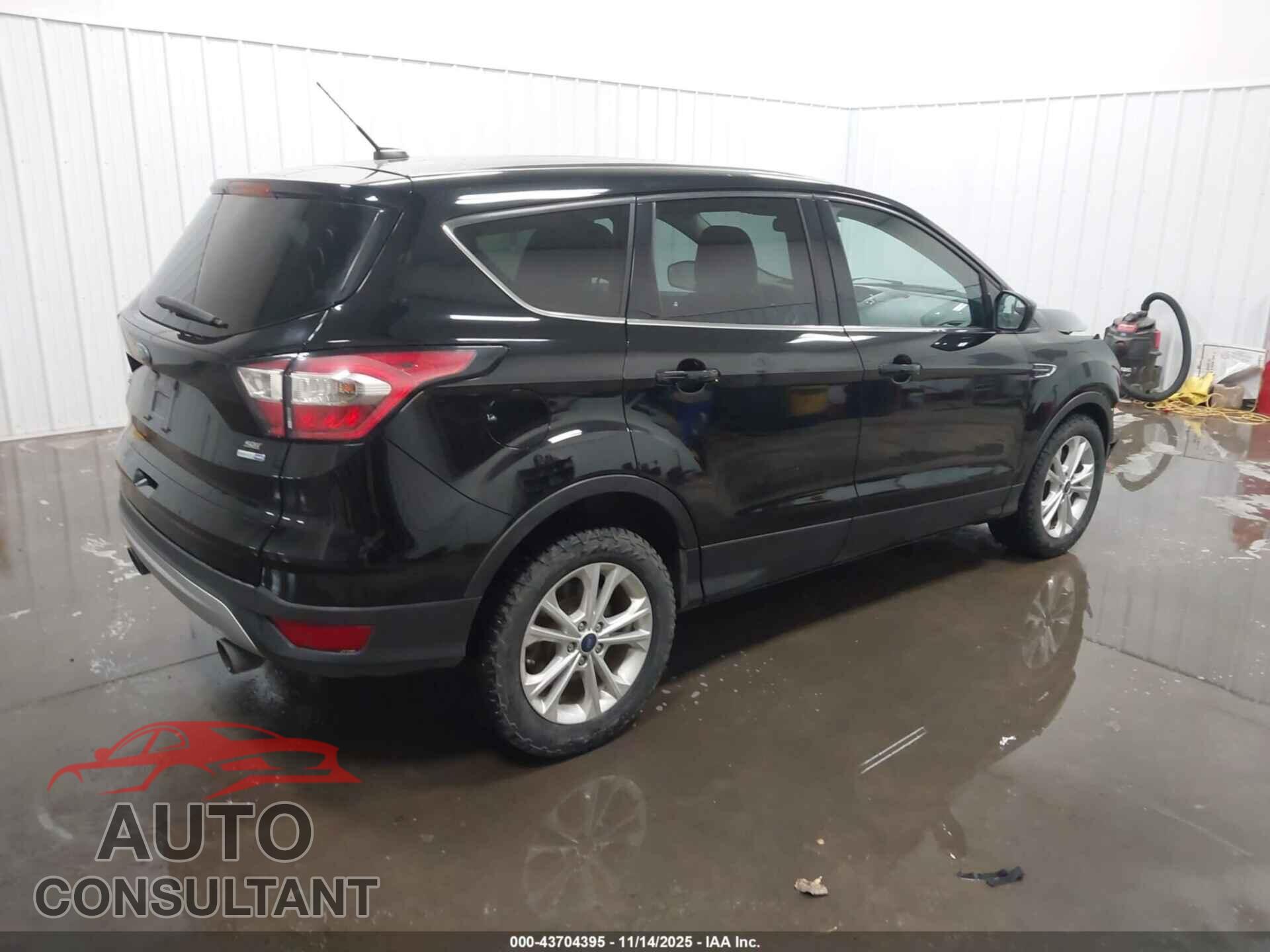 FORD ESCAPE 2017 - 1FMCU9G9XHUC52218