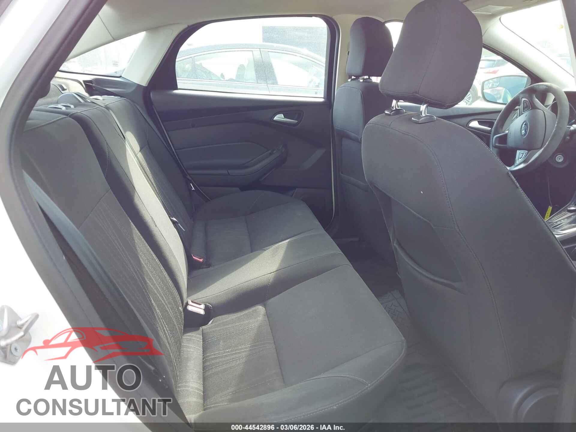 FORD FOCUS 2015 - 1FADP3F24FL301844