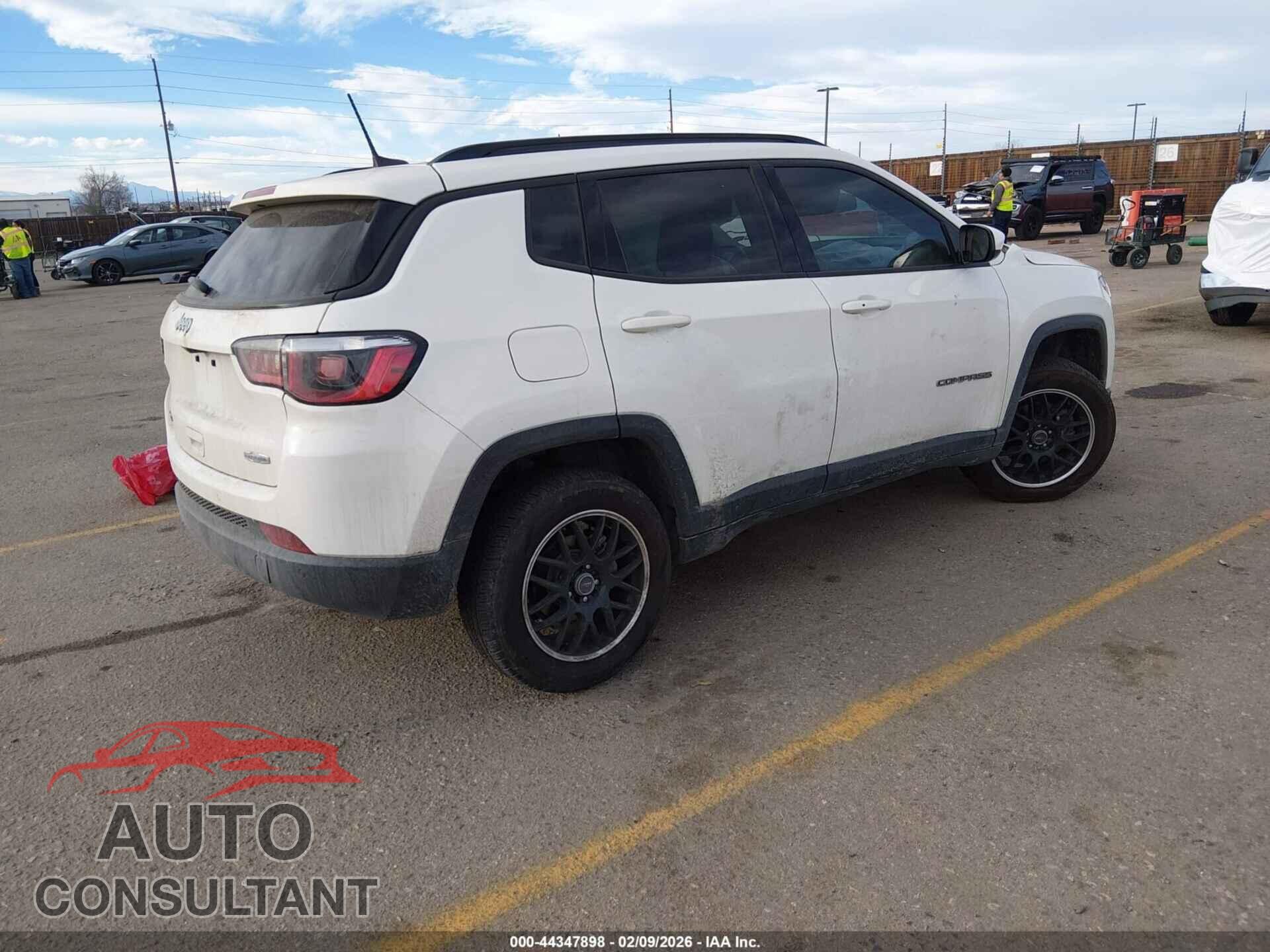 JEEP COMPASS 2018 - 3C4NJDBB4JT333430