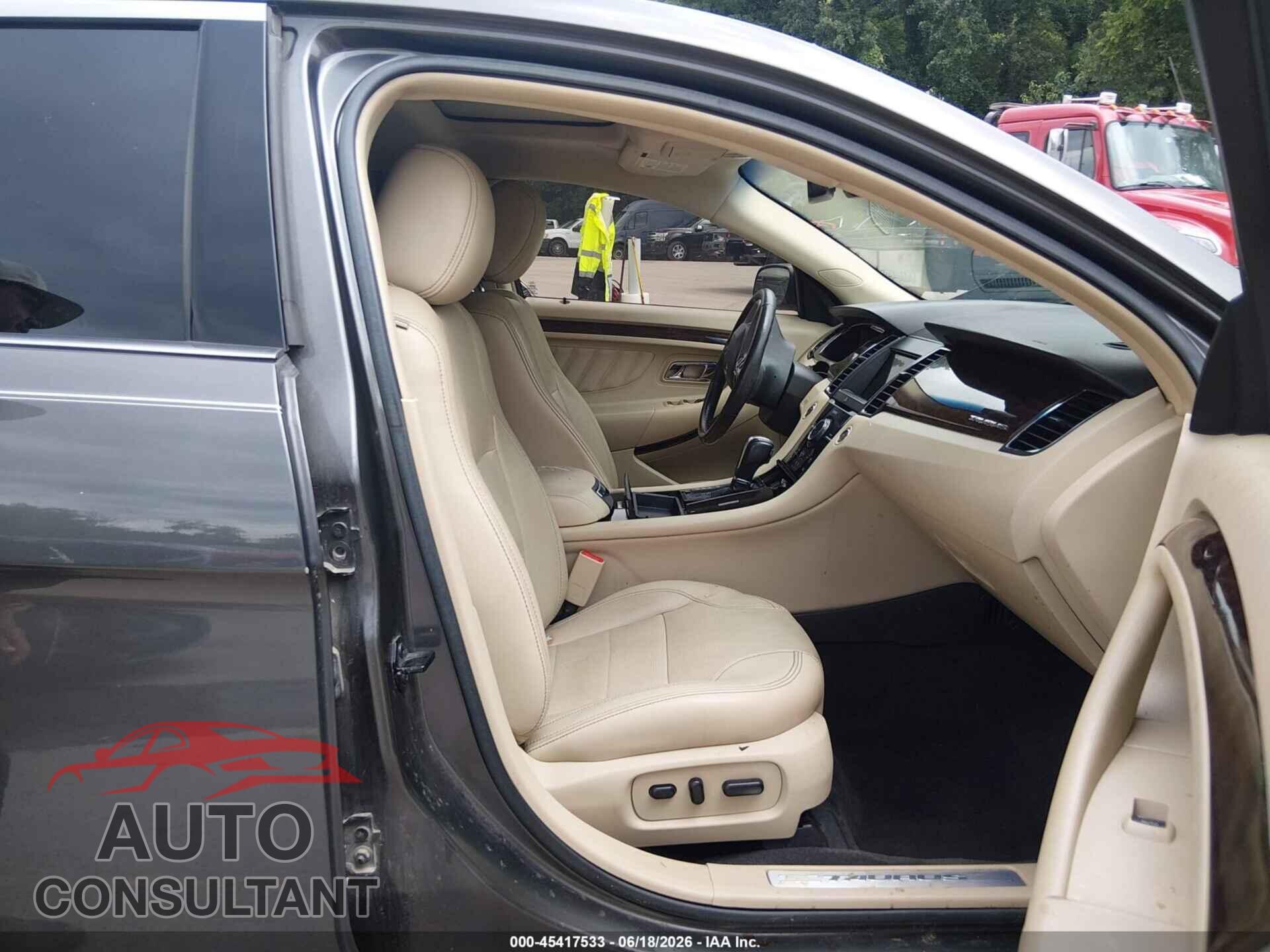 FORD TAURUS 2018 - 1FAHP2F80JG106244