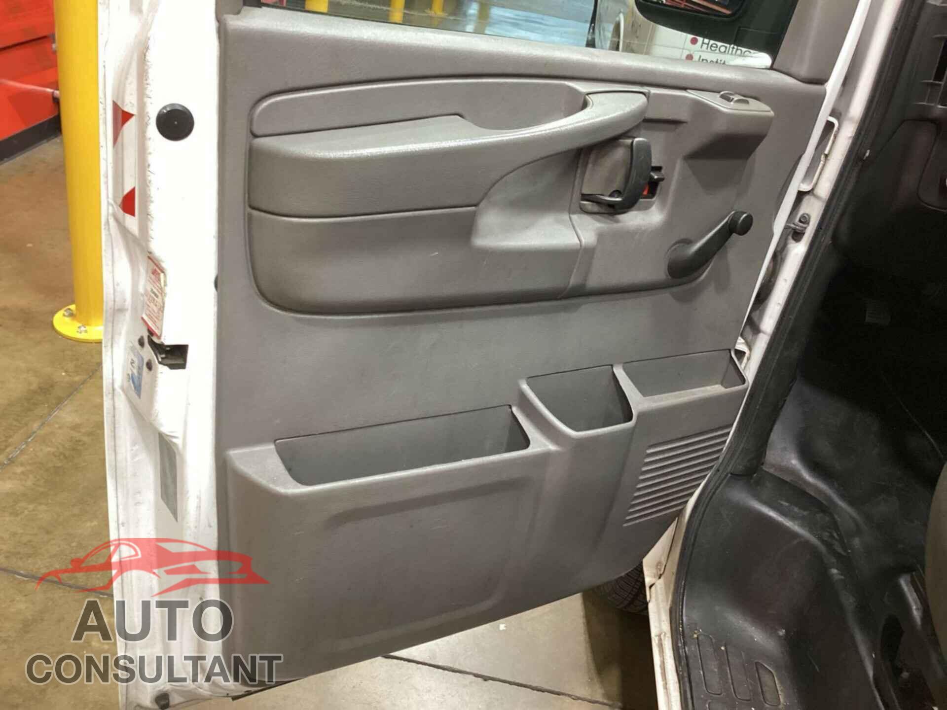 CHEVROLET EXPRESS G1500 2014 - 1GCSGAFX4E1154324