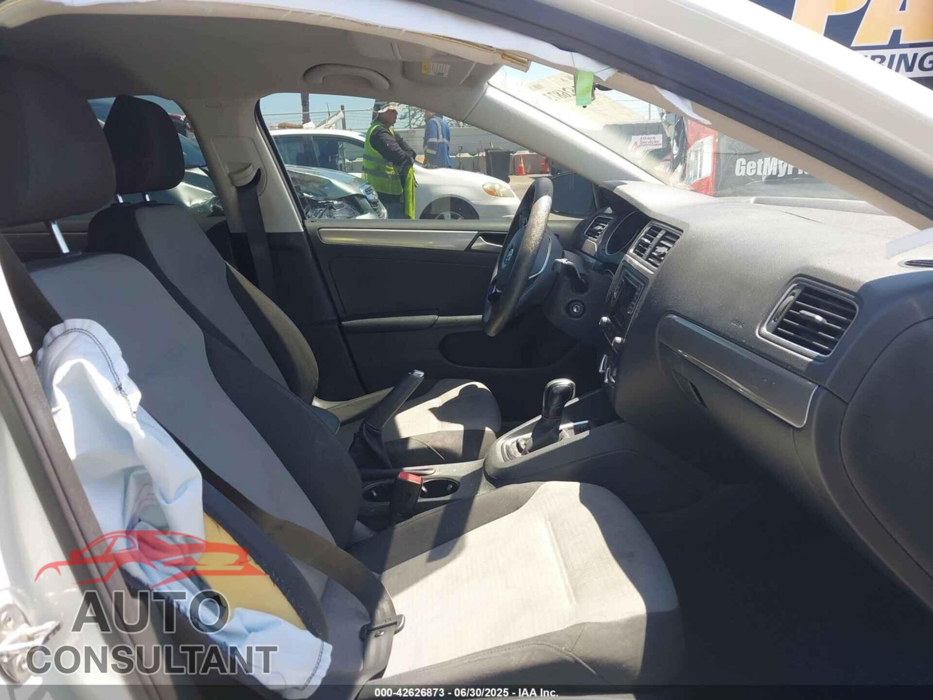 VOLKSWAGEN JETTA 2017 - 3VW2B7AJ0HM257054