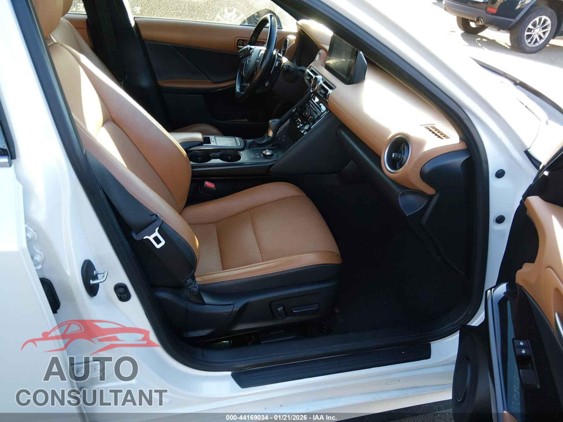 LEXUS IS 300 2021 - JTHCA1D27M5114130