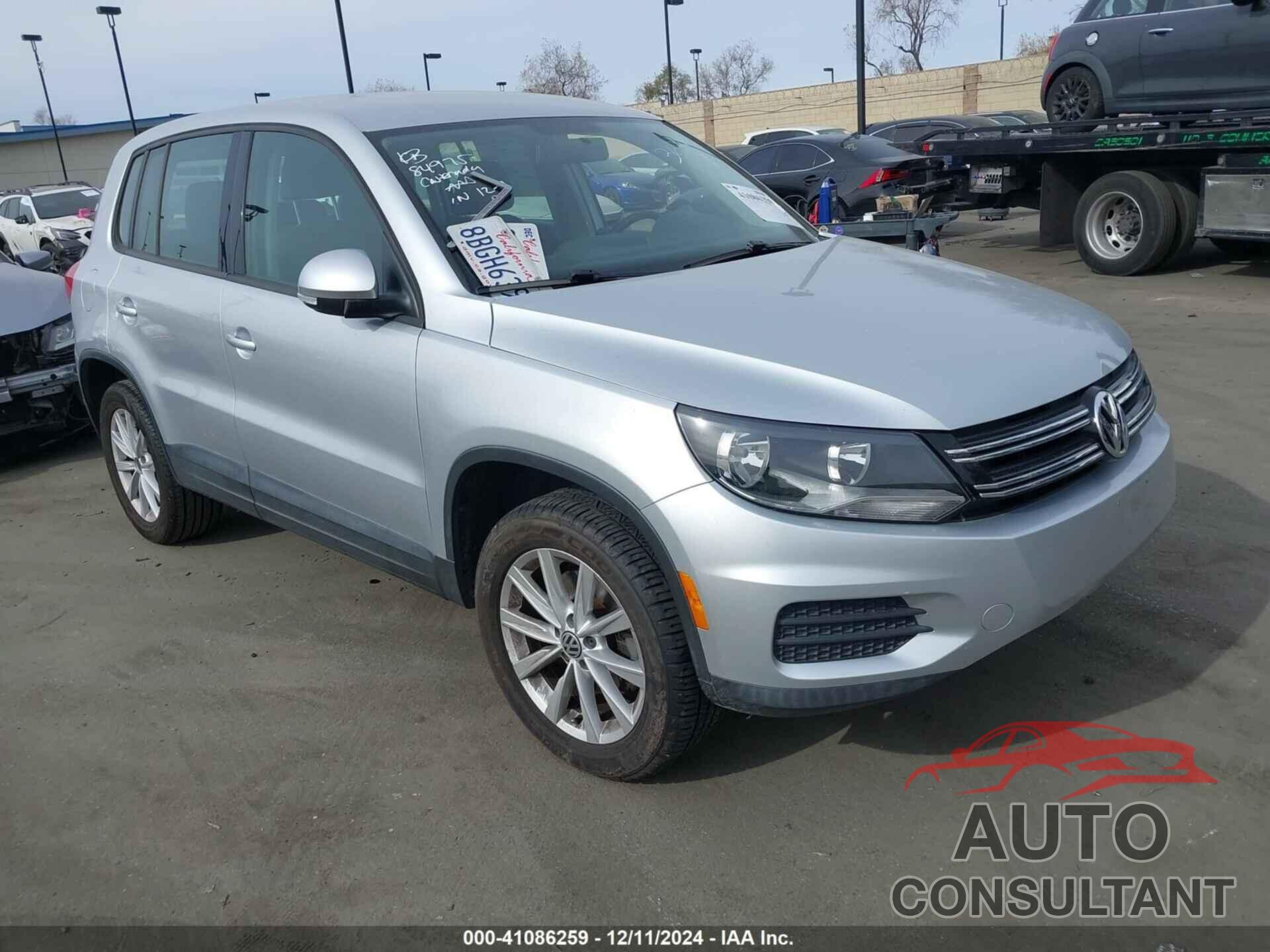 VOLKSWAGEN TIGUAN 2017 - WVGAV7AX4HK047084