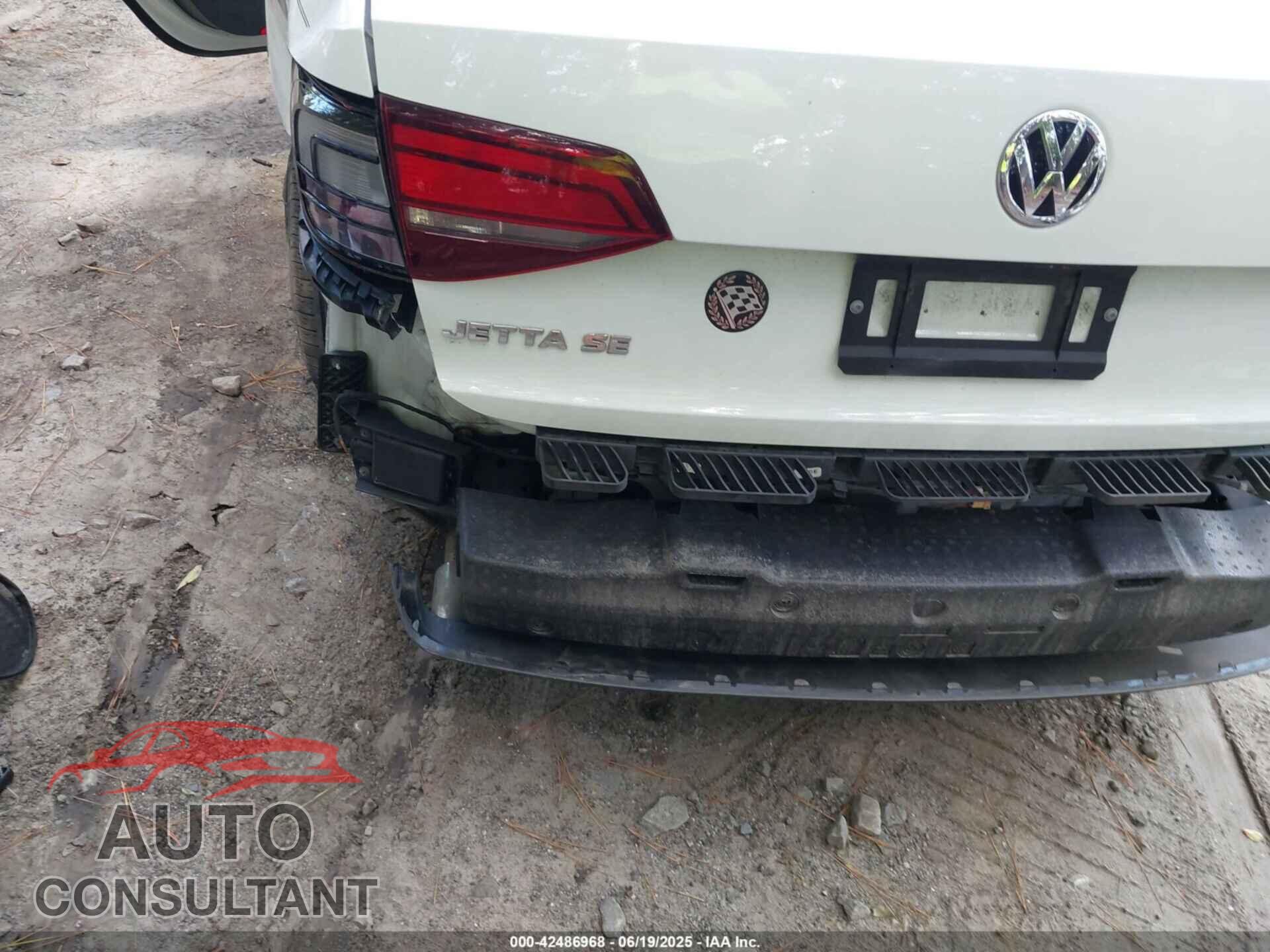 VOLKSWAGEN JETTA 2018 - 3VWDB7AJ1JM261886
