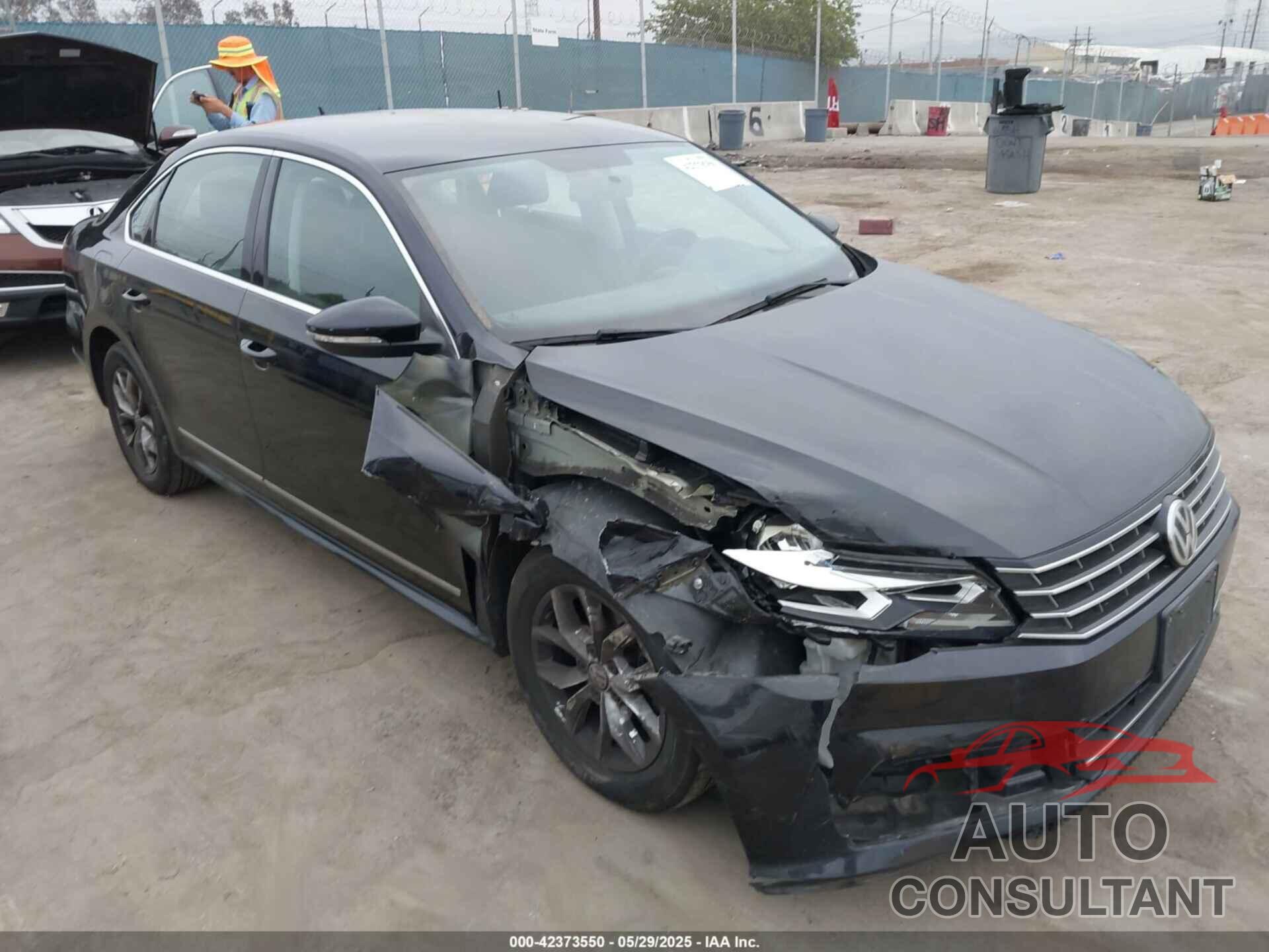 VOLKSWAGEN PASSAT 2017 - 1VWAT7A35HC019017