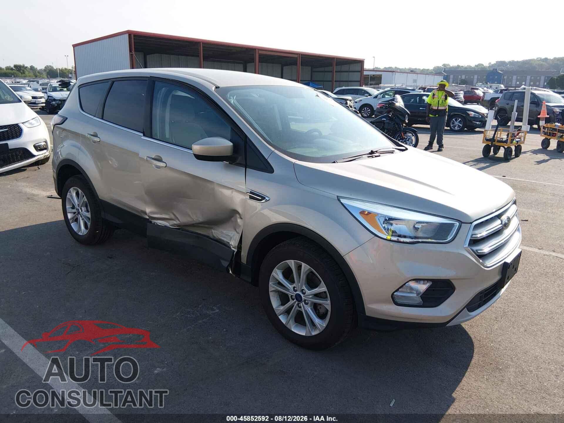 FORD ESCAPE 2017 - 1FMCU0GD2HUC94057