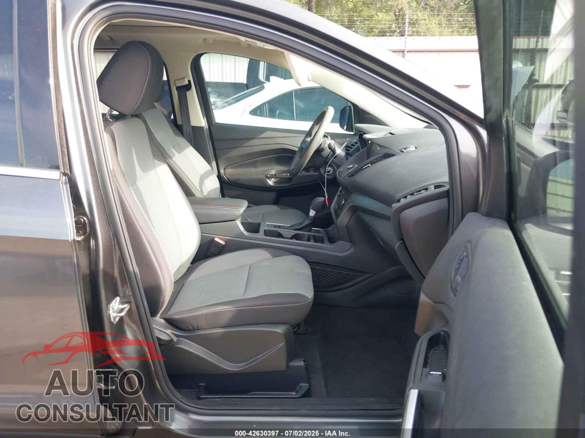 FORD ESCAPE 2017 - 1FMCU0G95HUC00555