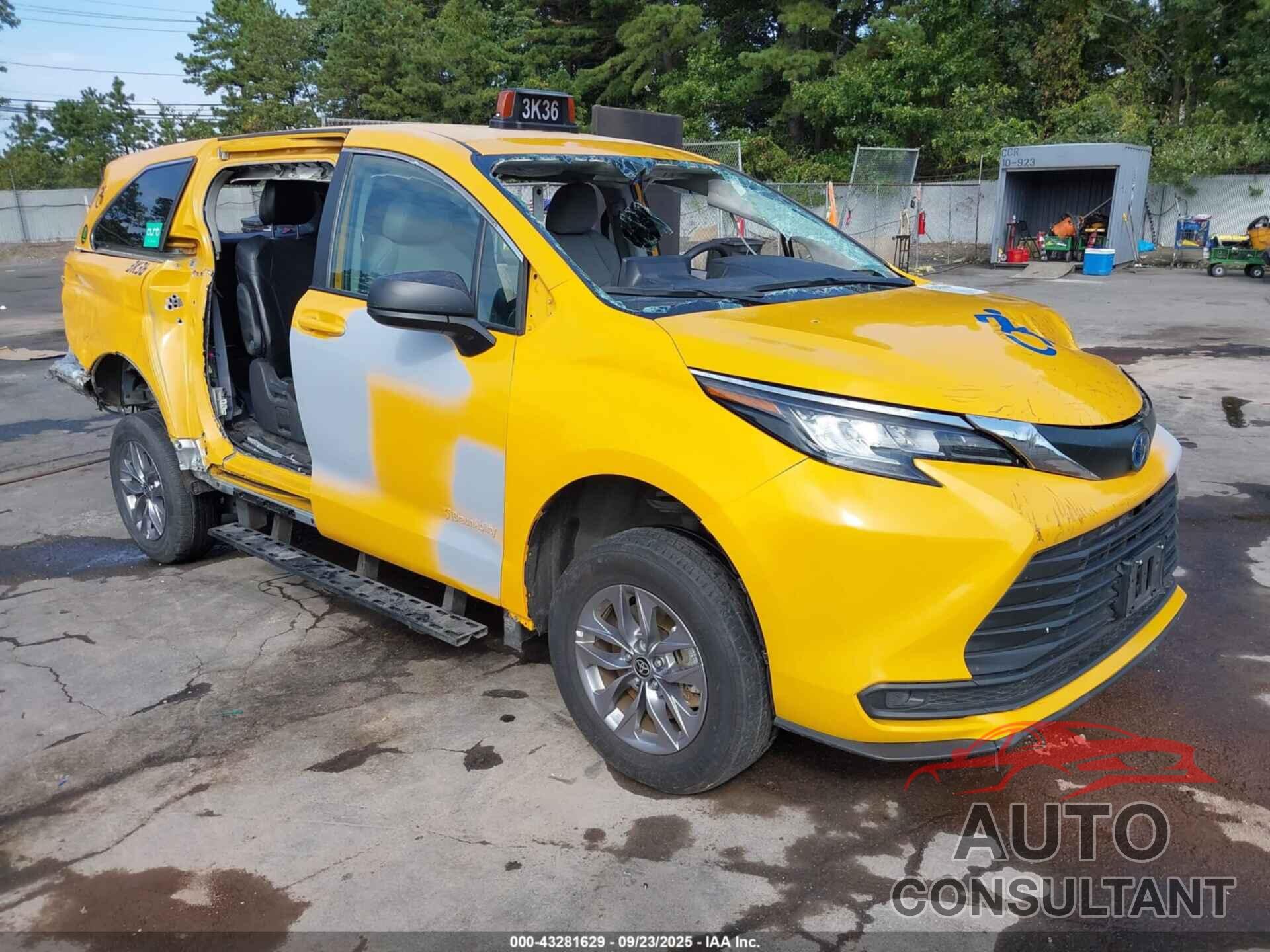 TOYOTA SIENNA 2022 - 5TDKRKEC7NS132769