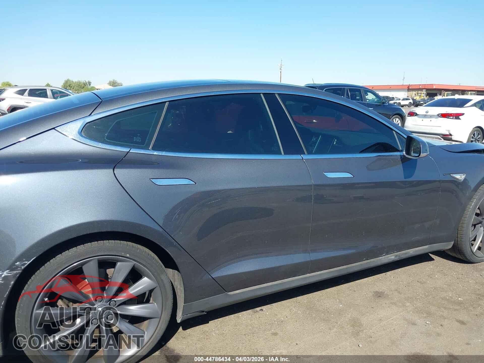 TESLA MODEL S 2015 - 5YJSA1E18FF118613