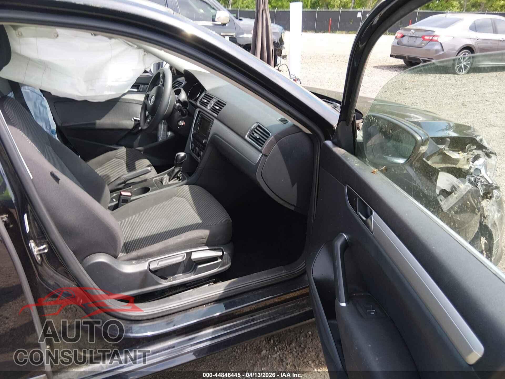 VOLKSWAGEN PASSAT 2017 - 1VWAT7A37HC024445