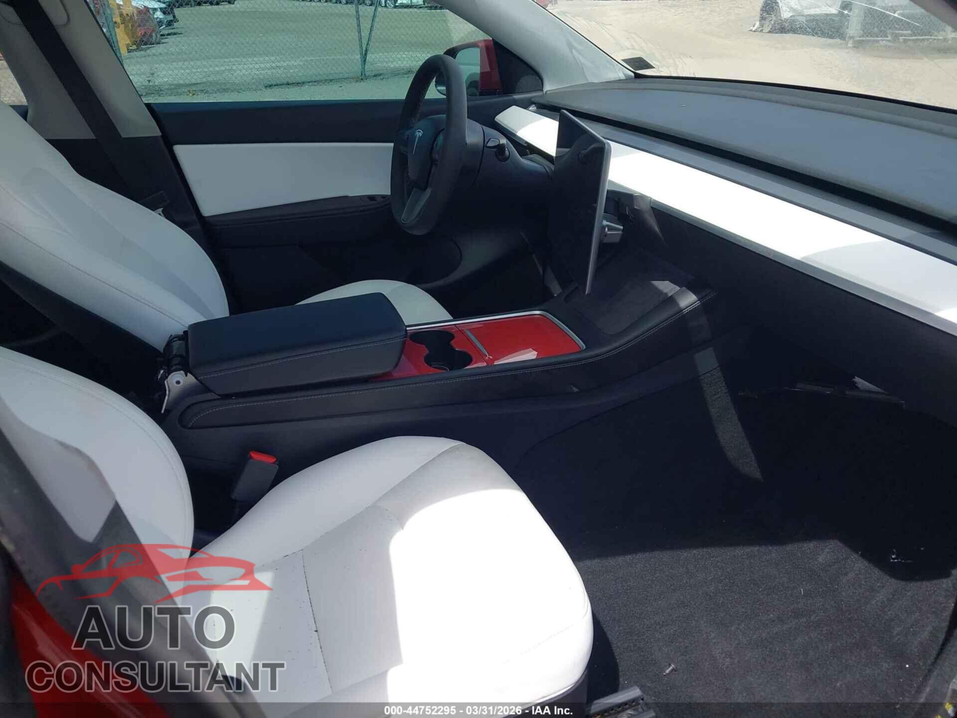 TESLA MODEL Y 2021 - 5YJYGDEE9MF243713