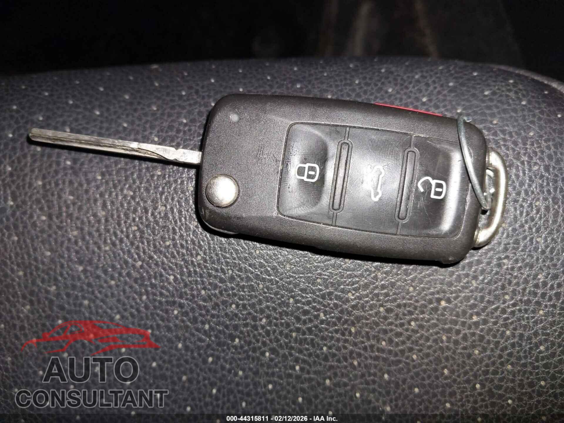 VOLKSWAGEN PASSAT 2015 - 1VWBT7A35FC053475