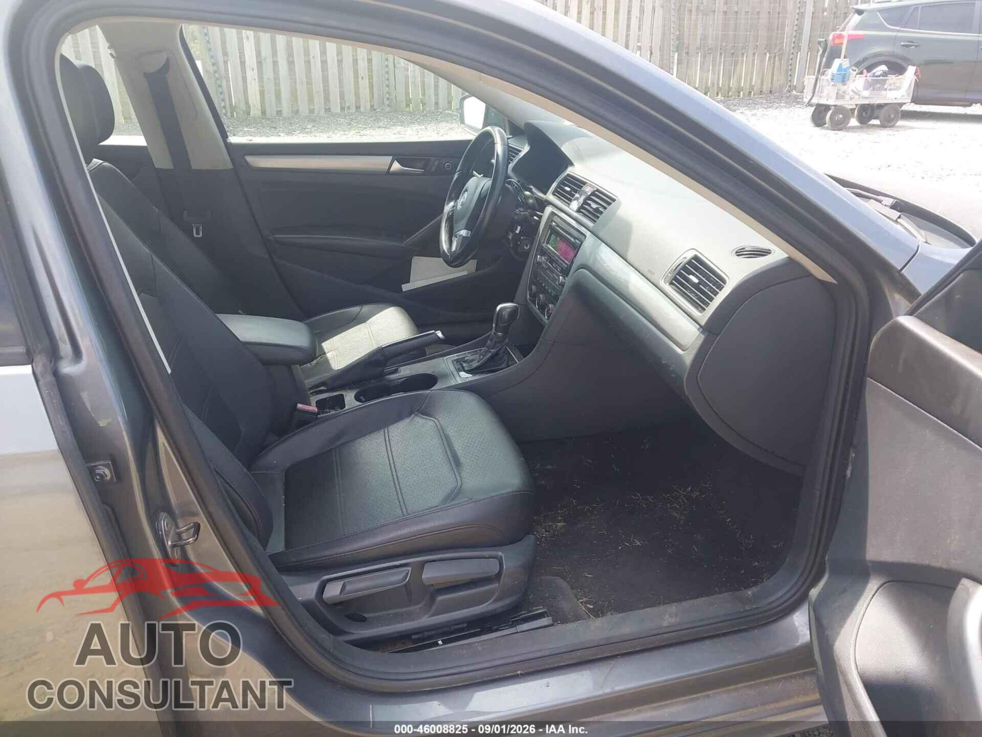 VOLKSWAGEN PASSAT 2015 - 1VWAT7A38FC010874