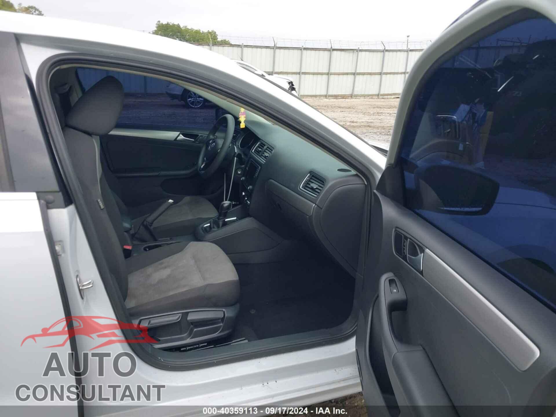 VOLKSWAGEN JETTA 2017 - 3VW2B7AJXHM269308