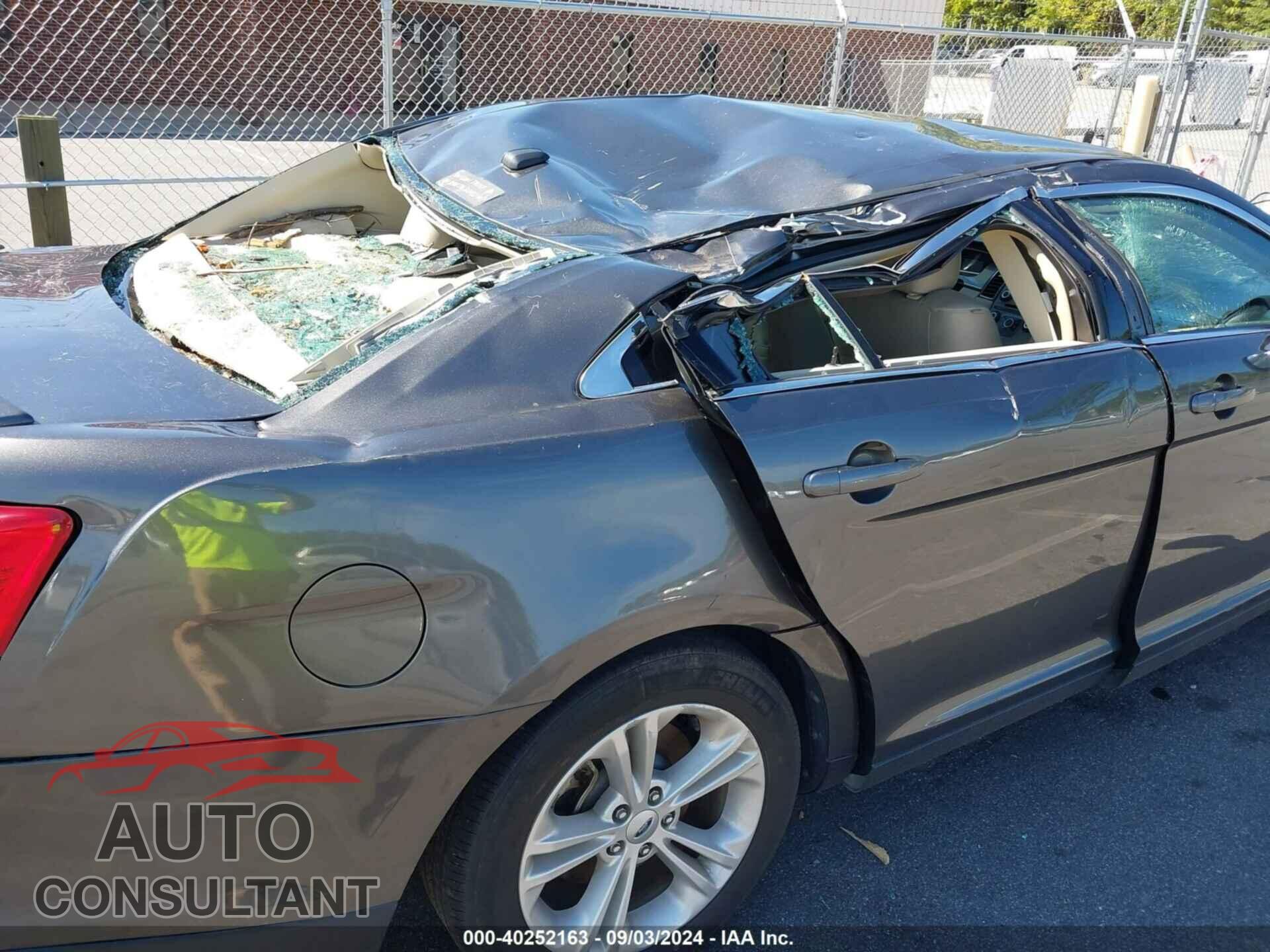 FORD TAURUS 2017 - 1FAHP2E86HG144296