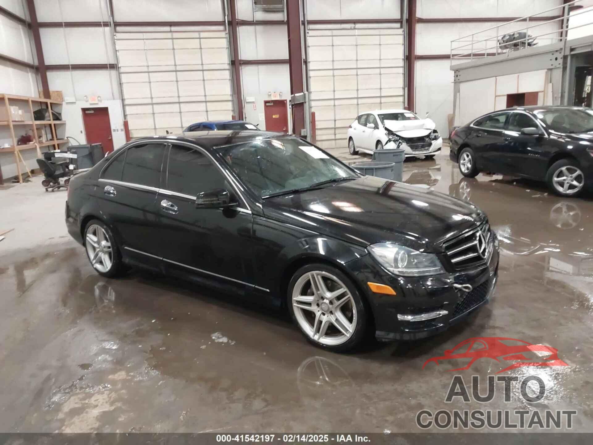 MERCEDES-BENZ C 300 2013 - WDDGF8AB2DG118260