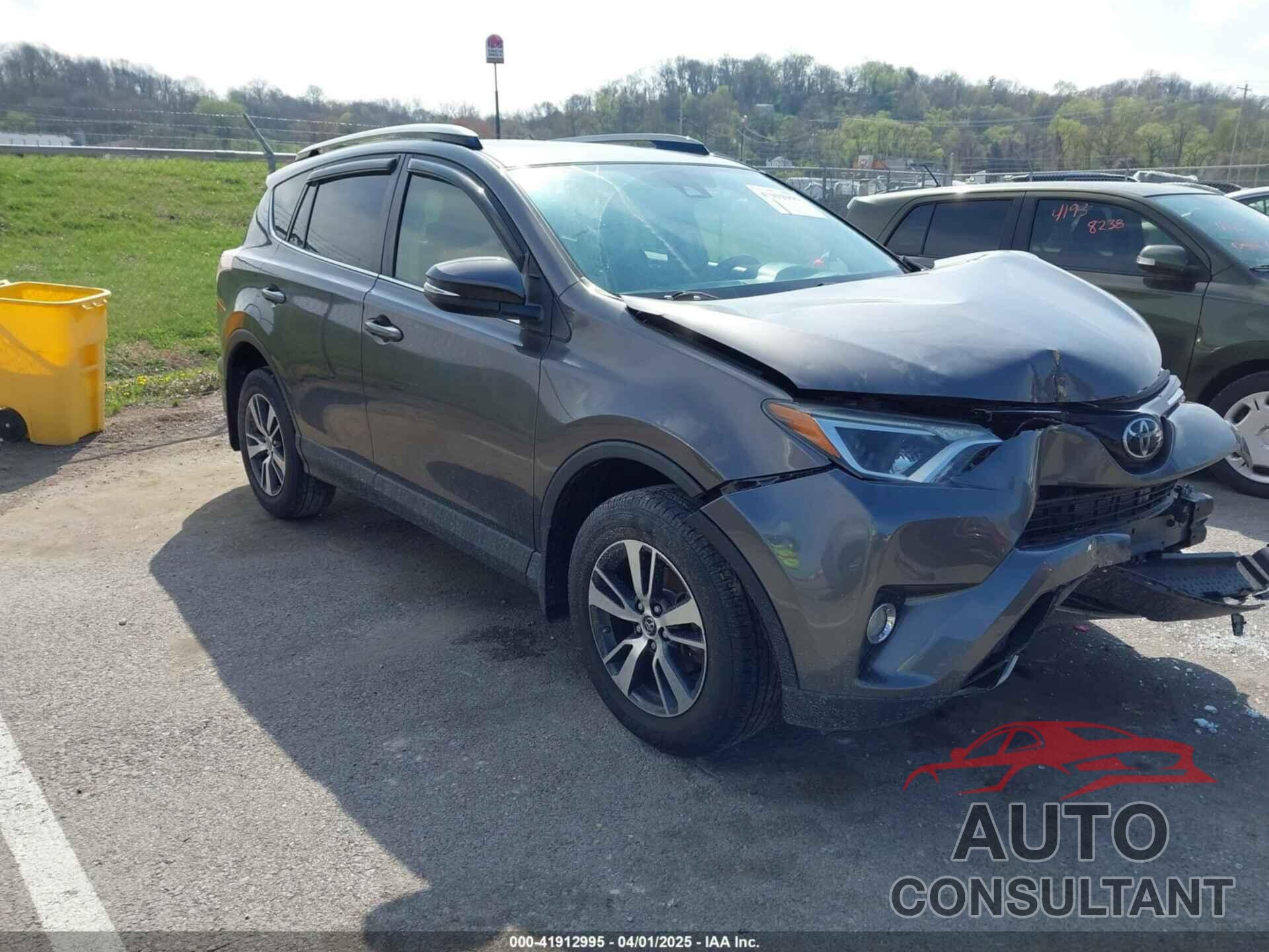 TOYOTA RAV4 2017 - JTMRFREV1HJ704437