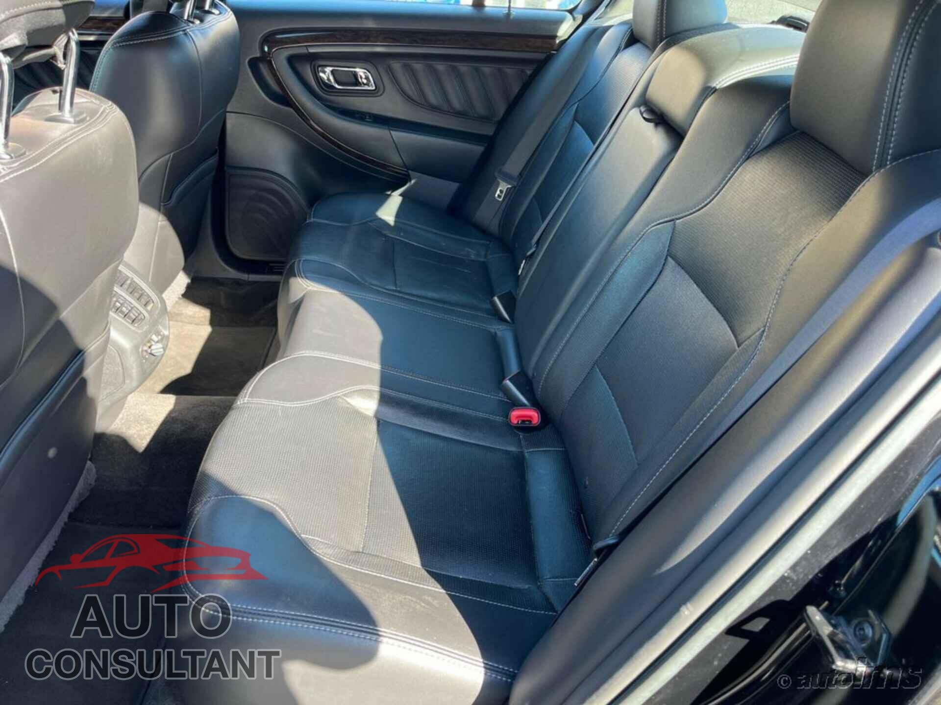 FORD TAURUS 2018 - 1FAHP2F80JG112836
