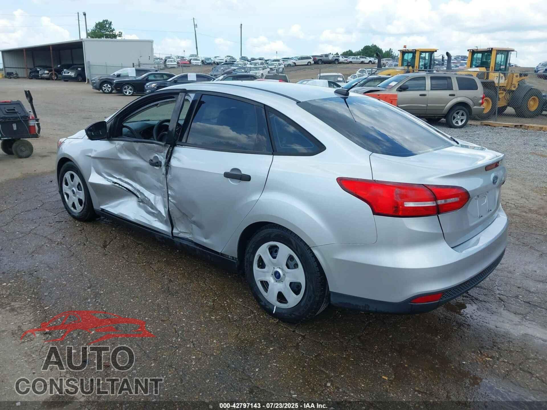 FORD FOCUS 2015 - 1FADP3E29FL219707