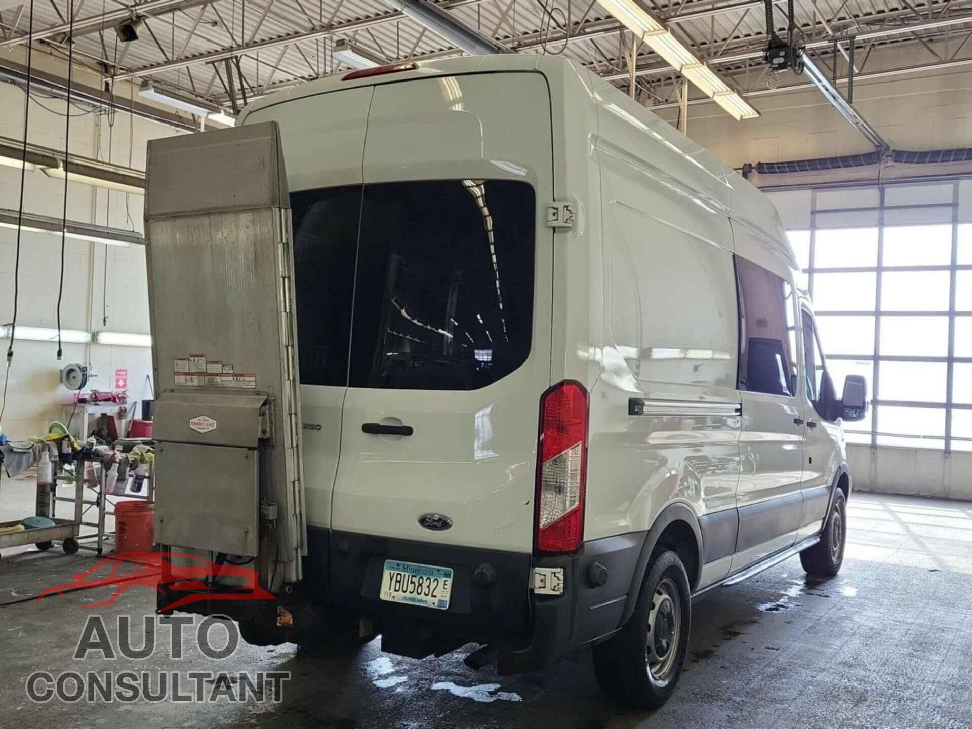 FORD TRANSIT 2017 - 1FTYR2XM2HKB48812