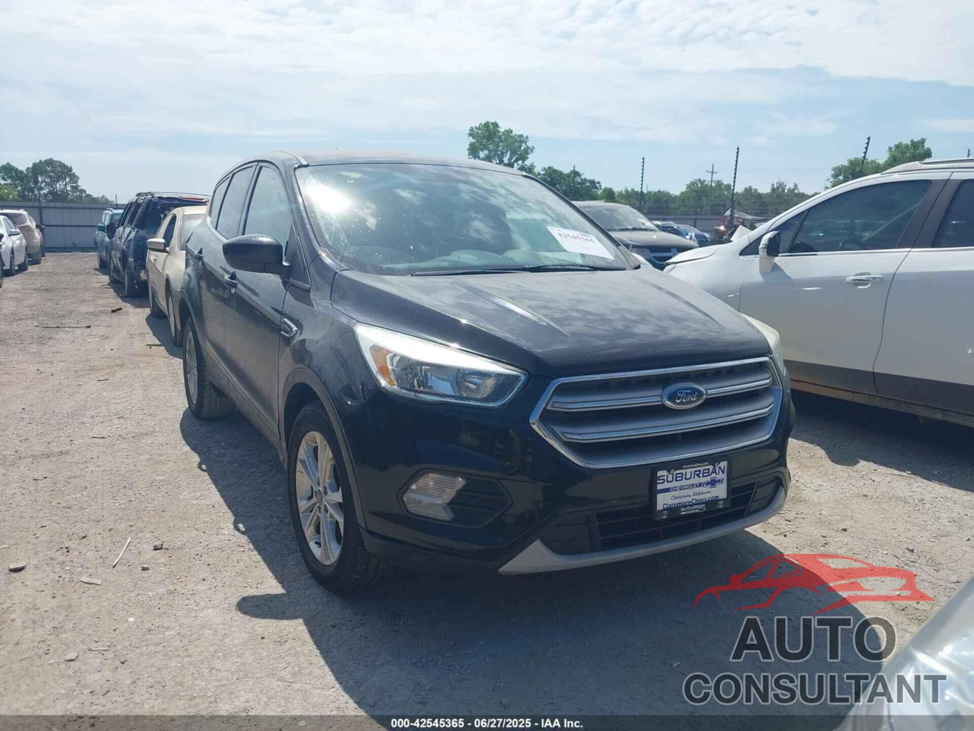 FORD ESCAPE 2017 - 1FMCU0GD5HUC23337