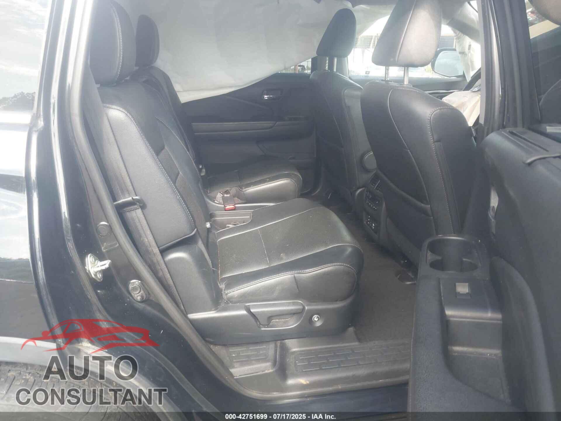 HONDA PILOT 2017 - 5FNYF6H06HB016354