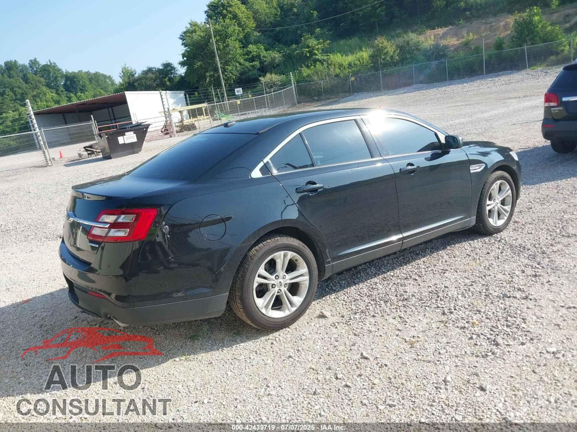 FORD TAURUS 2018 - 1FAHP2D89JG117004