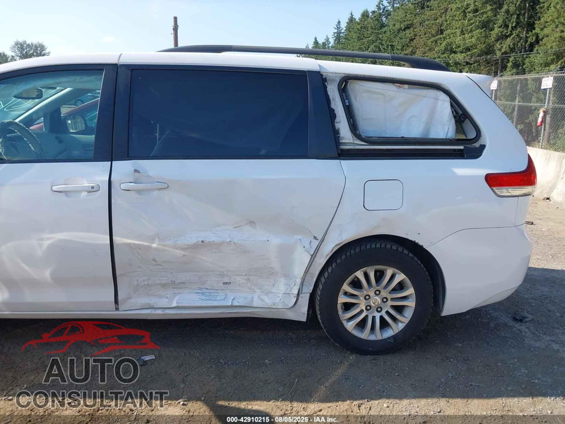 TOYOTA SIENNA 2011 - 5TDYK3DC2BS040521