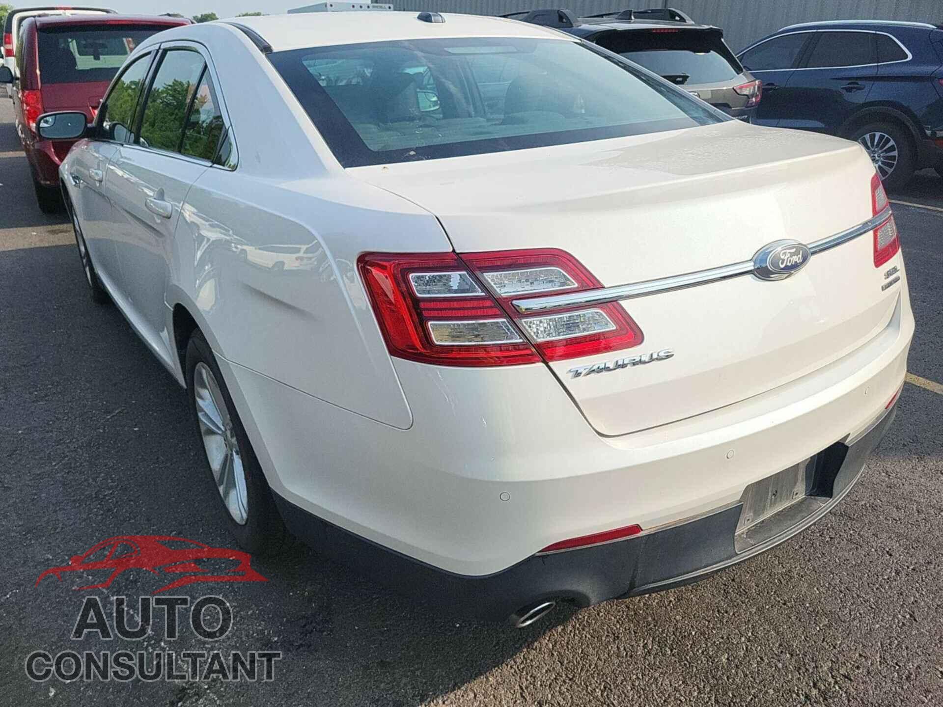 FORD TAURUS 2018 - 1FAHP2E82JG120034