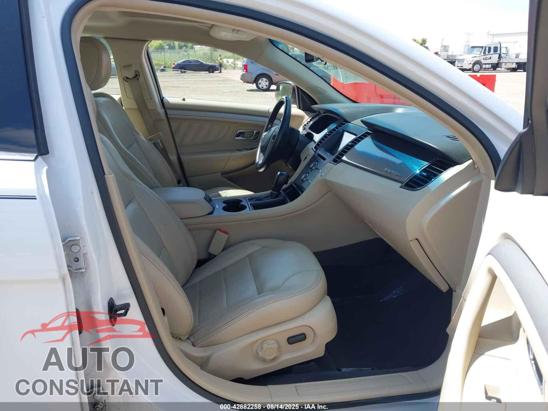 FORD TAURUS 2018 - 1FAHP2E83JG111228