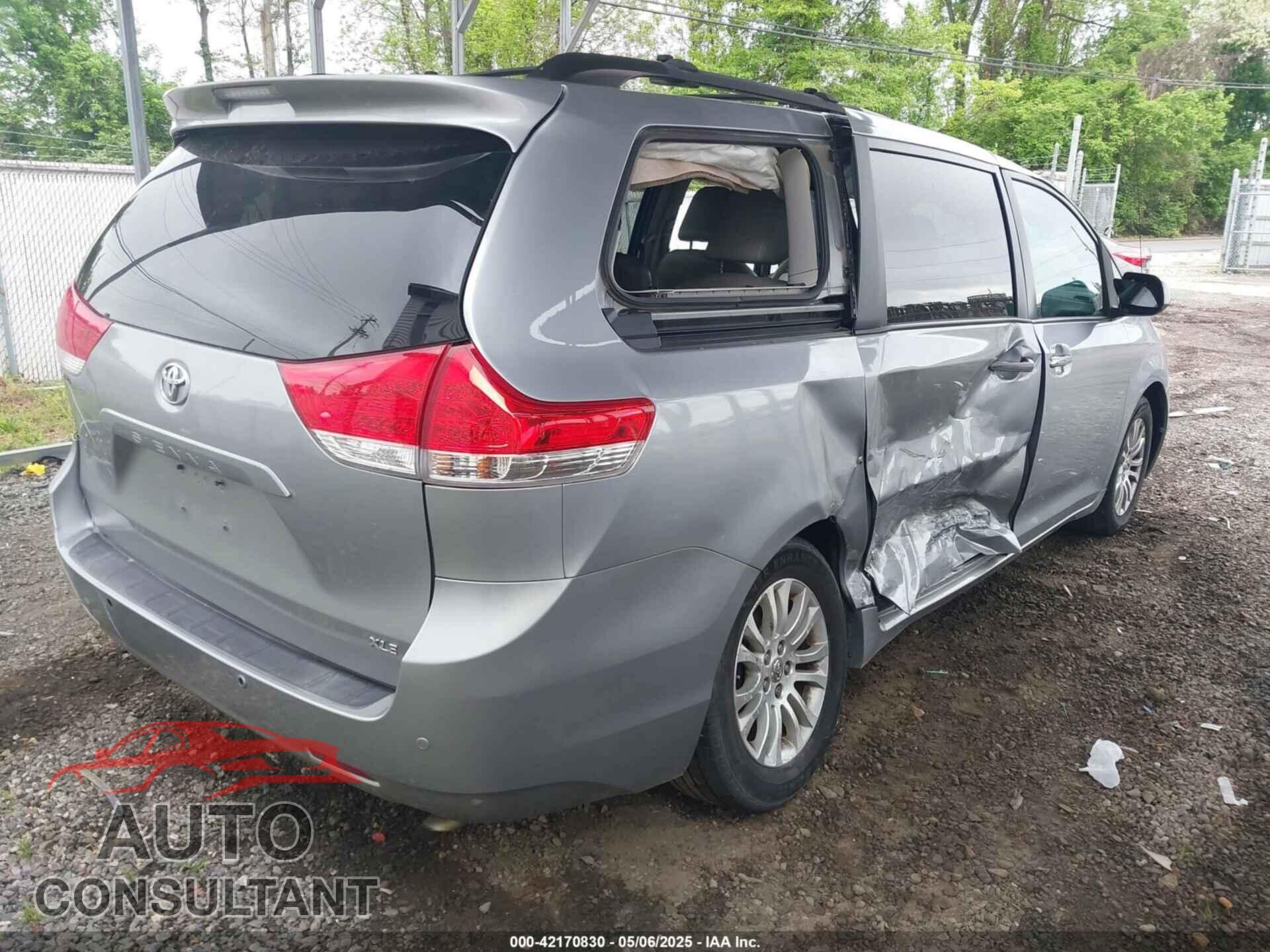 TOYOTA SIENNA 2013 - 5TDYK3DC8DS318373