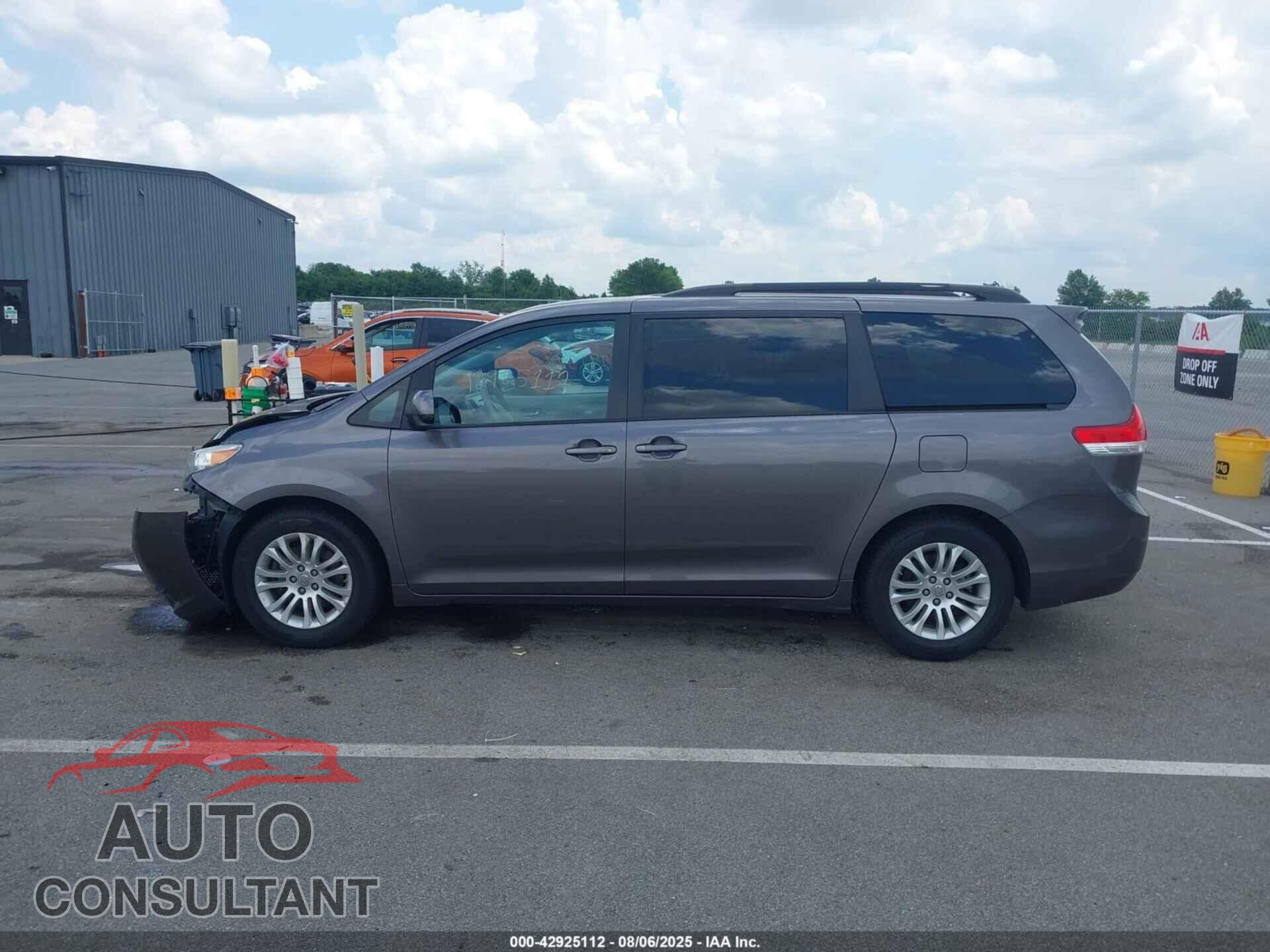 TOYOTA SIENNA 2011 - 5TDYK3DC9BS084659