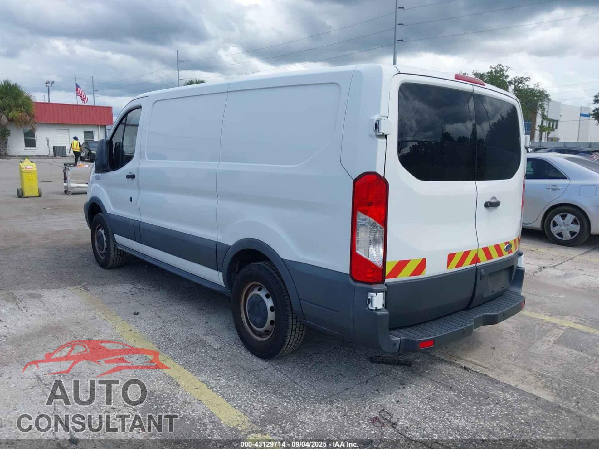 FORD TRANSIT-150 2018 - 1FTYE1YM0JKB52058