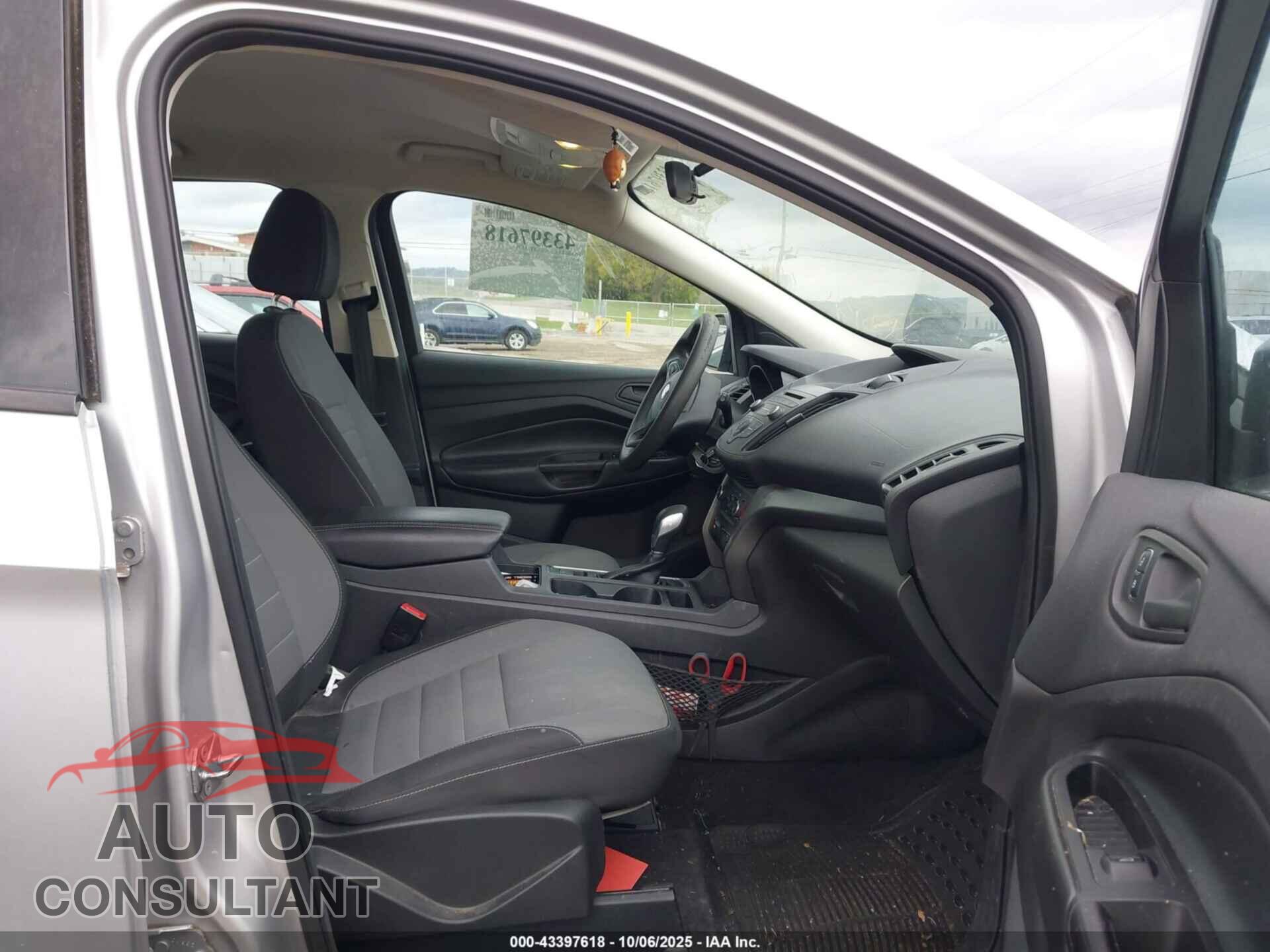 FORD ESCAPE 2017 - 1FMCU0F74HUD84192