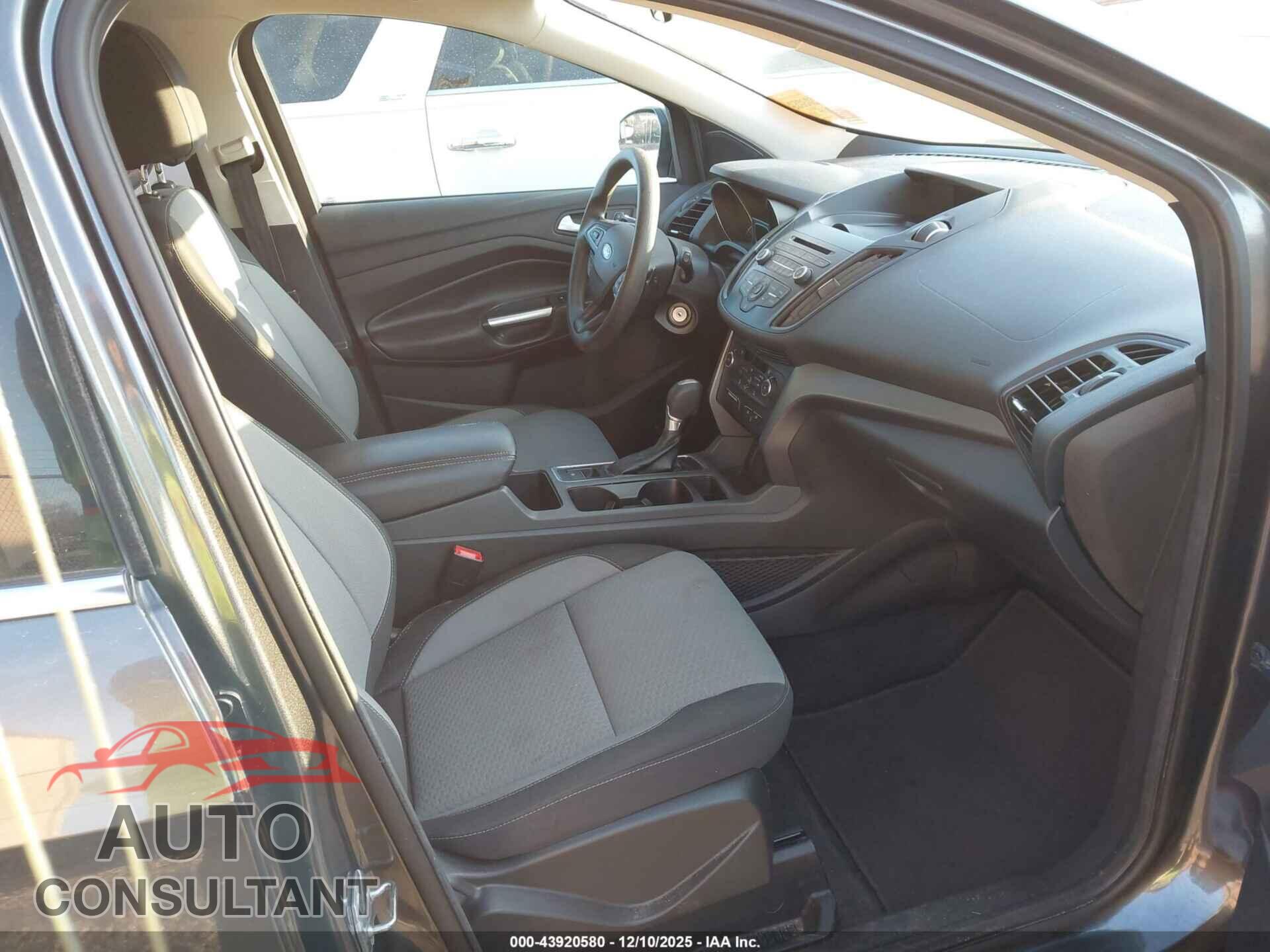 FORD ESCAPE 2017 - 1FMCU0G92HUC96676
