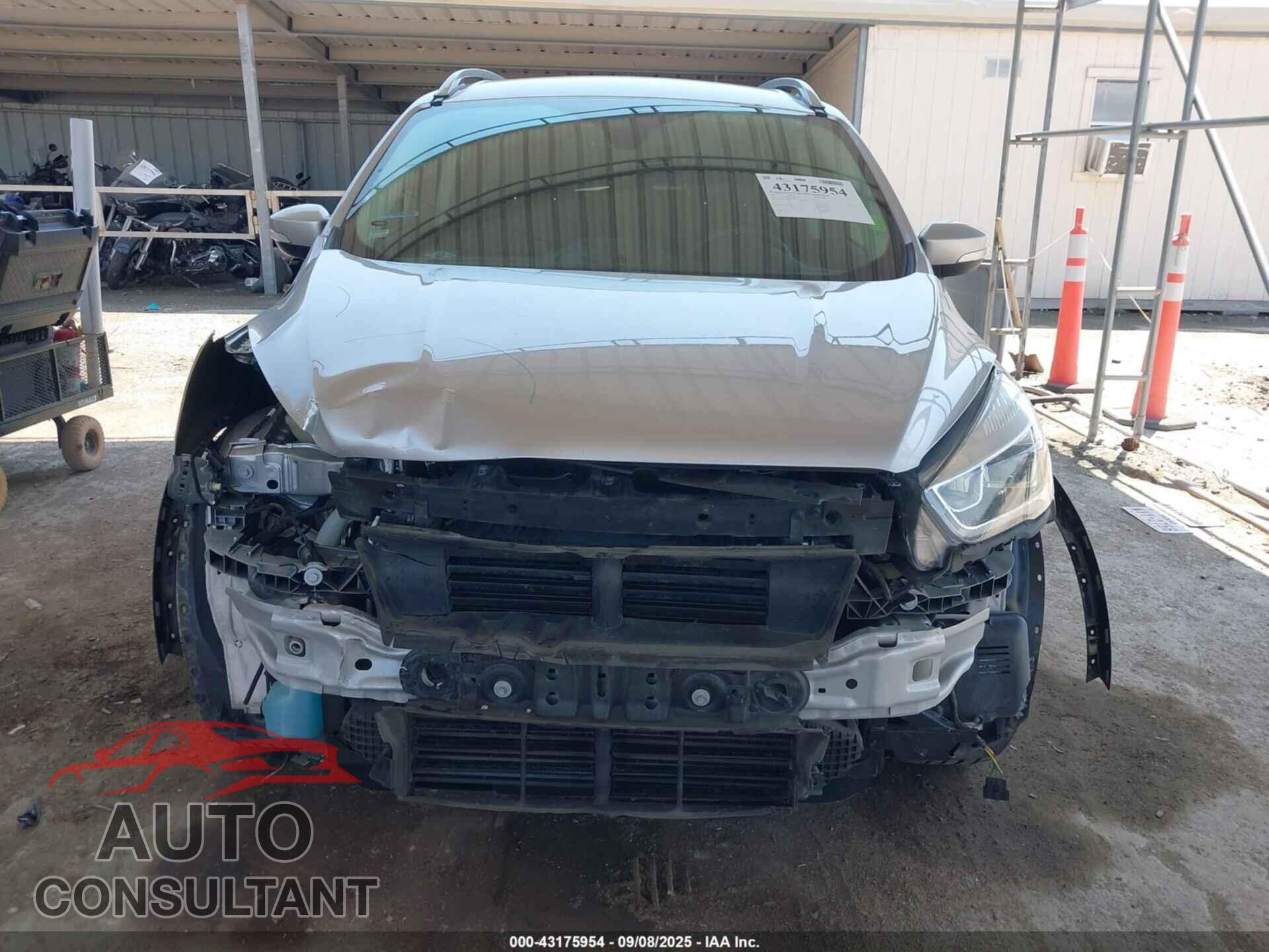 FORD ESCAPE 2017 - 1FMCU0J92HUD84412