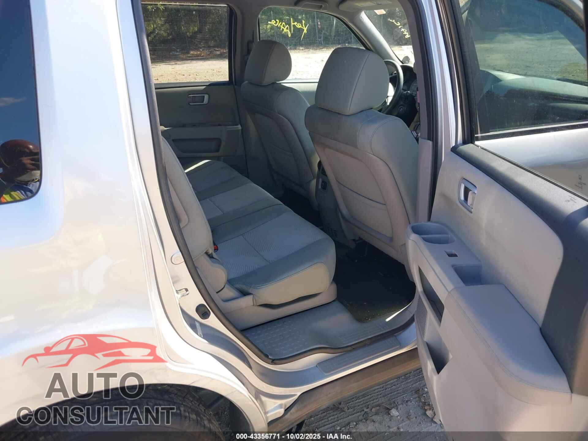 HONDA PILOT 2015 - 5FNYF4H28FB010154