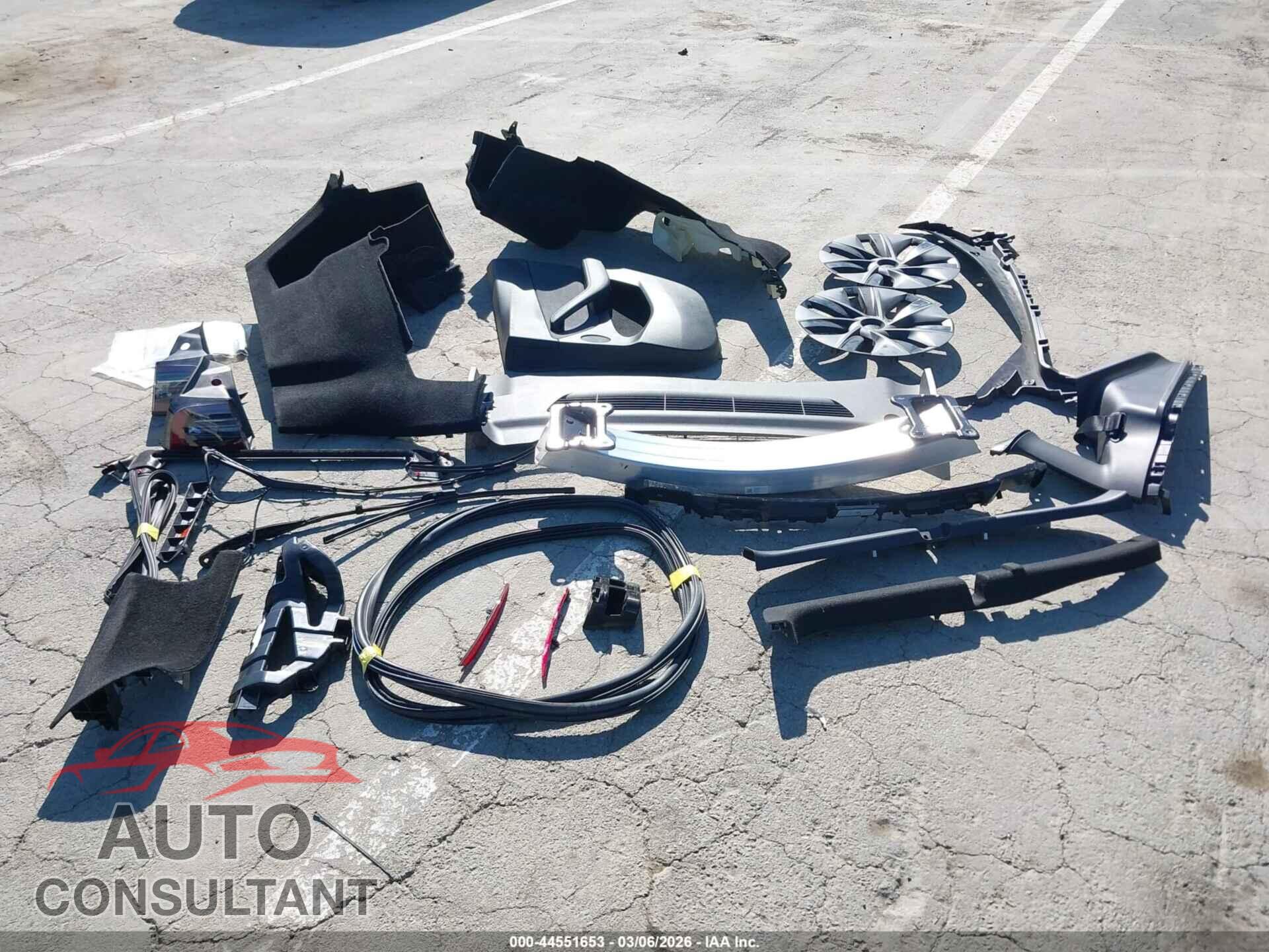 TESLA MODEL Y 2024 - 7SAYGDED2RF094126