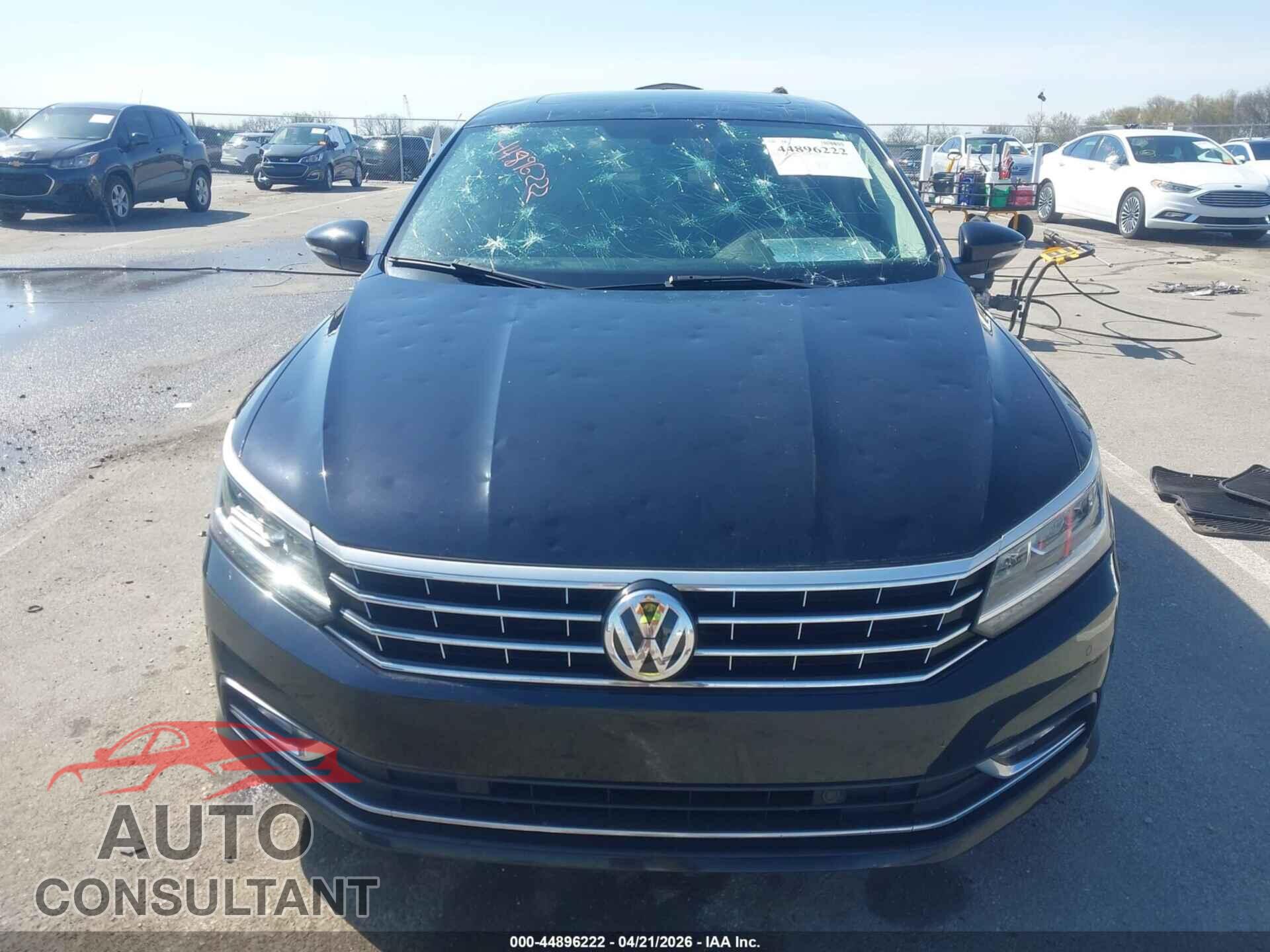 VOLKSWAGEN PASSAT 2018 - 1VWBA7A38JC008657