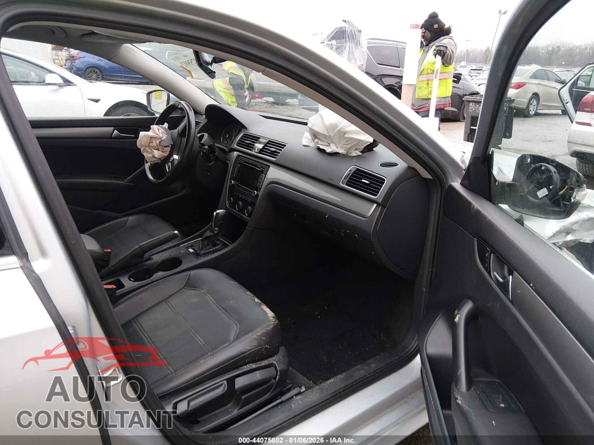 VOLKSWAGEN PASSAT 2015 - 1VWAS7A32FC122041