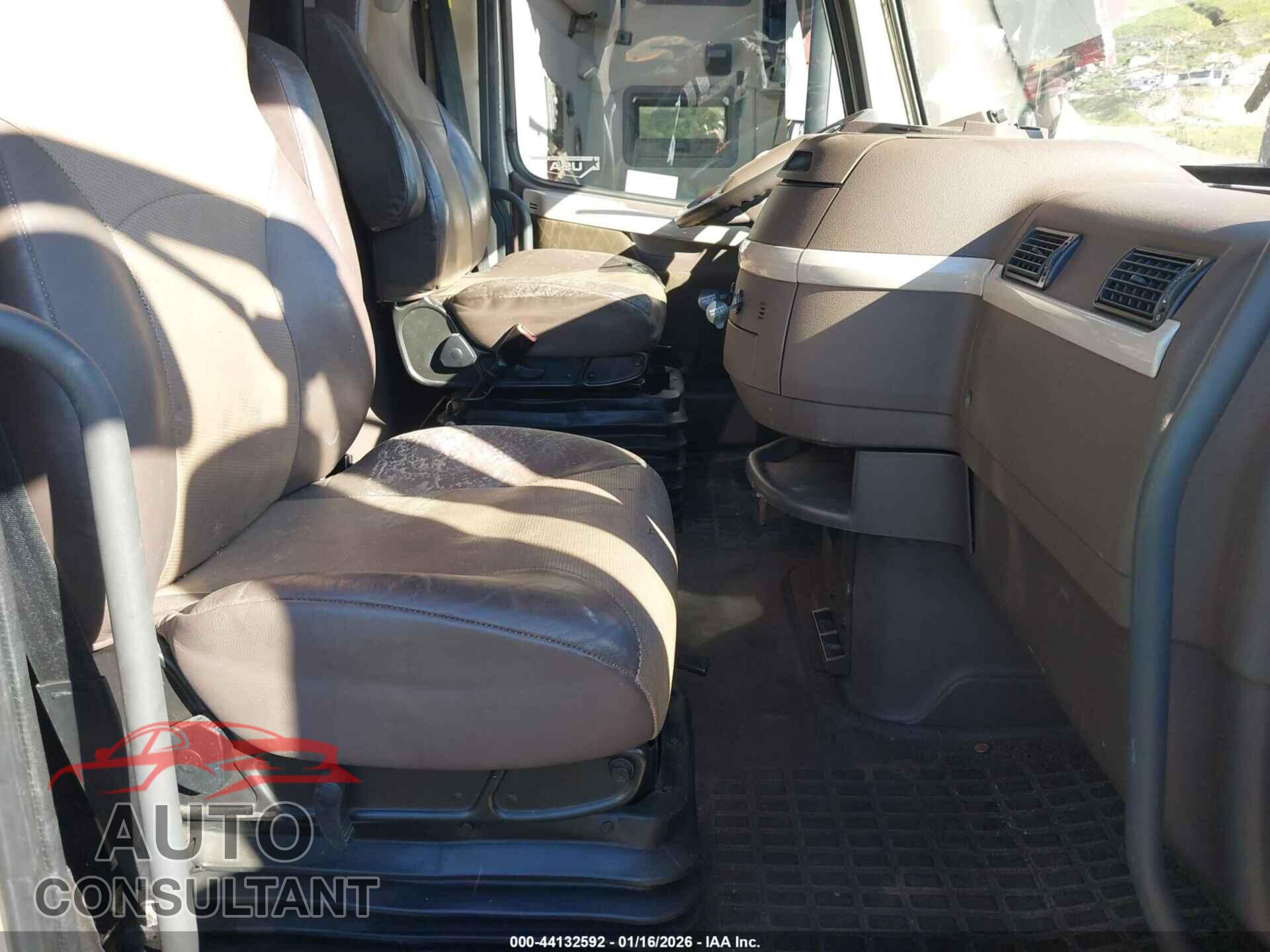 VOLVO VNL 2018 - 4V4NC9EH5JN884736