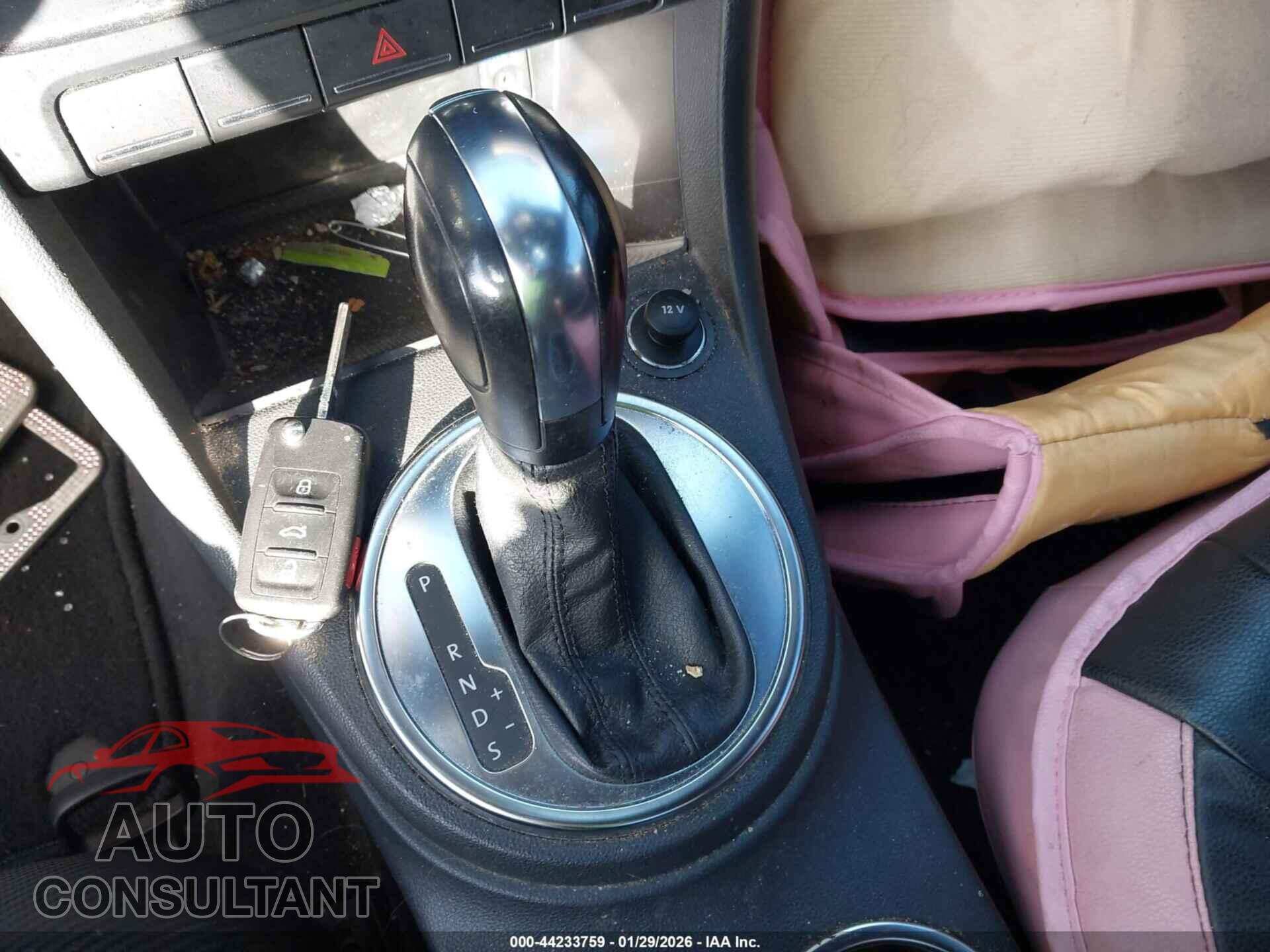 VOLKSWAGEN BEETLE 2012 - 3VWJP7AT7CM657944