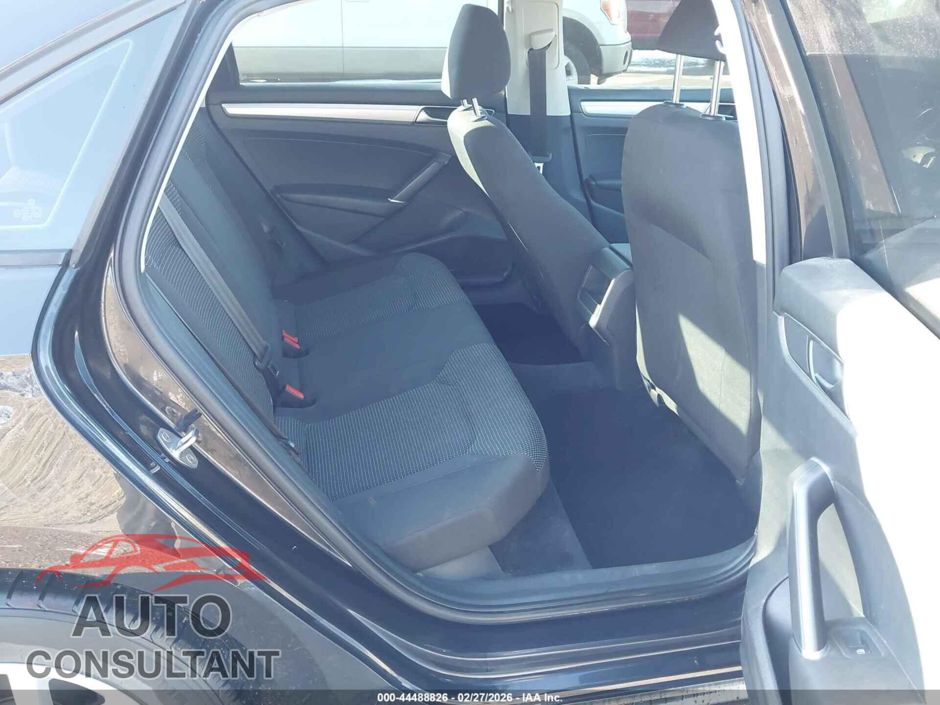 VOLKSWAGEN PASSAT 2018 - 1VWAA7A38JC020657