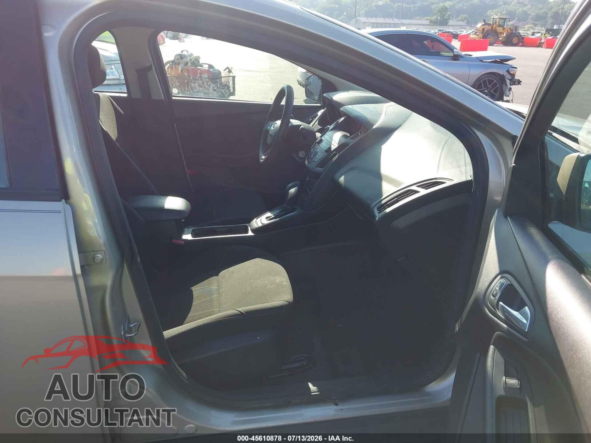 FORD FOCUS 2018 - 1FADP3F28JL239972